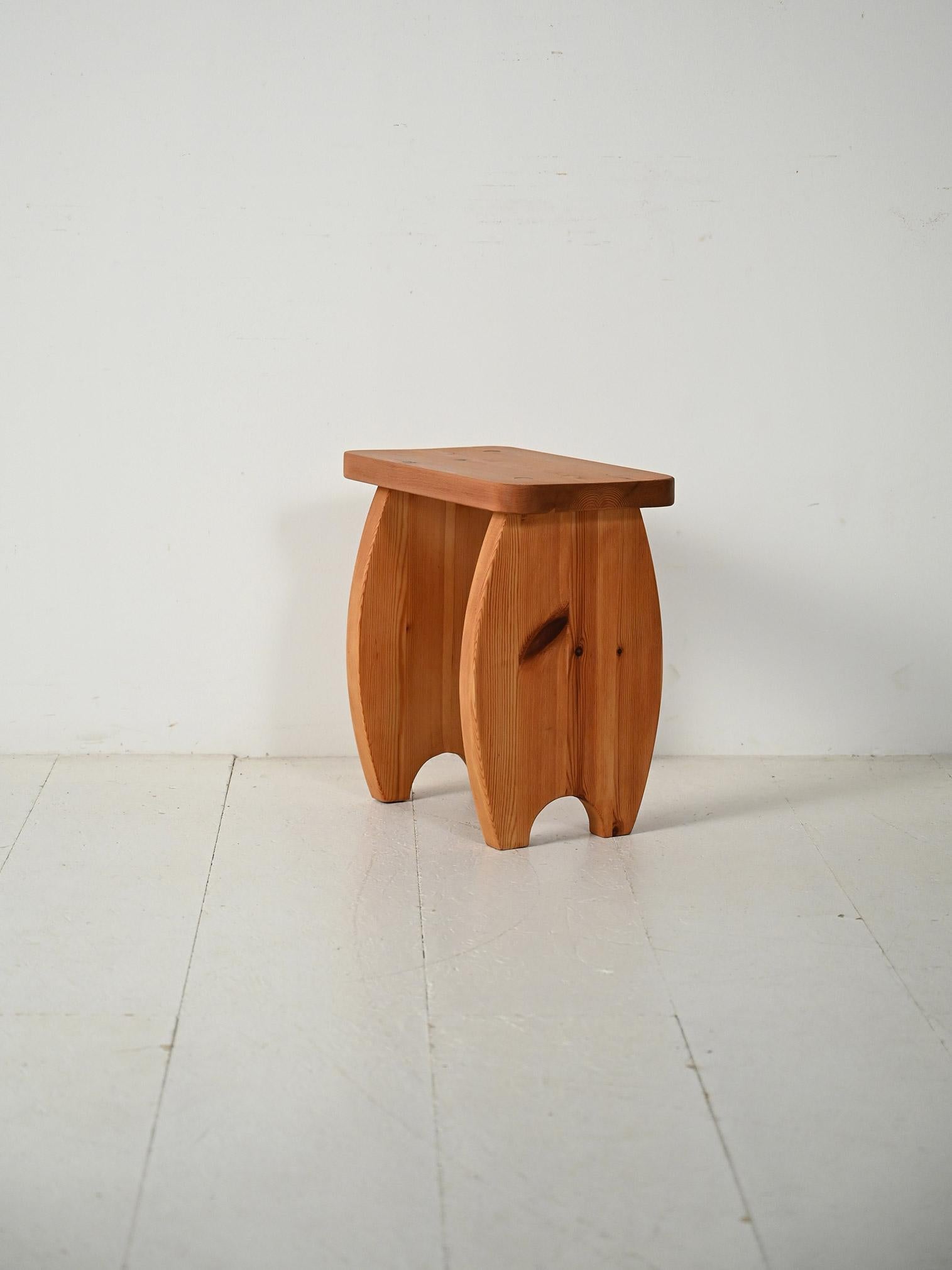 Sgabello vintage scandinavo in pino, pannelli laterali stondati e top smussato; linee essenziali e leggere con finitura naturale.

Linee morbide e ispirazione al design popolare per lo sgabello in pino massello. Piano rettangolare con spigoli