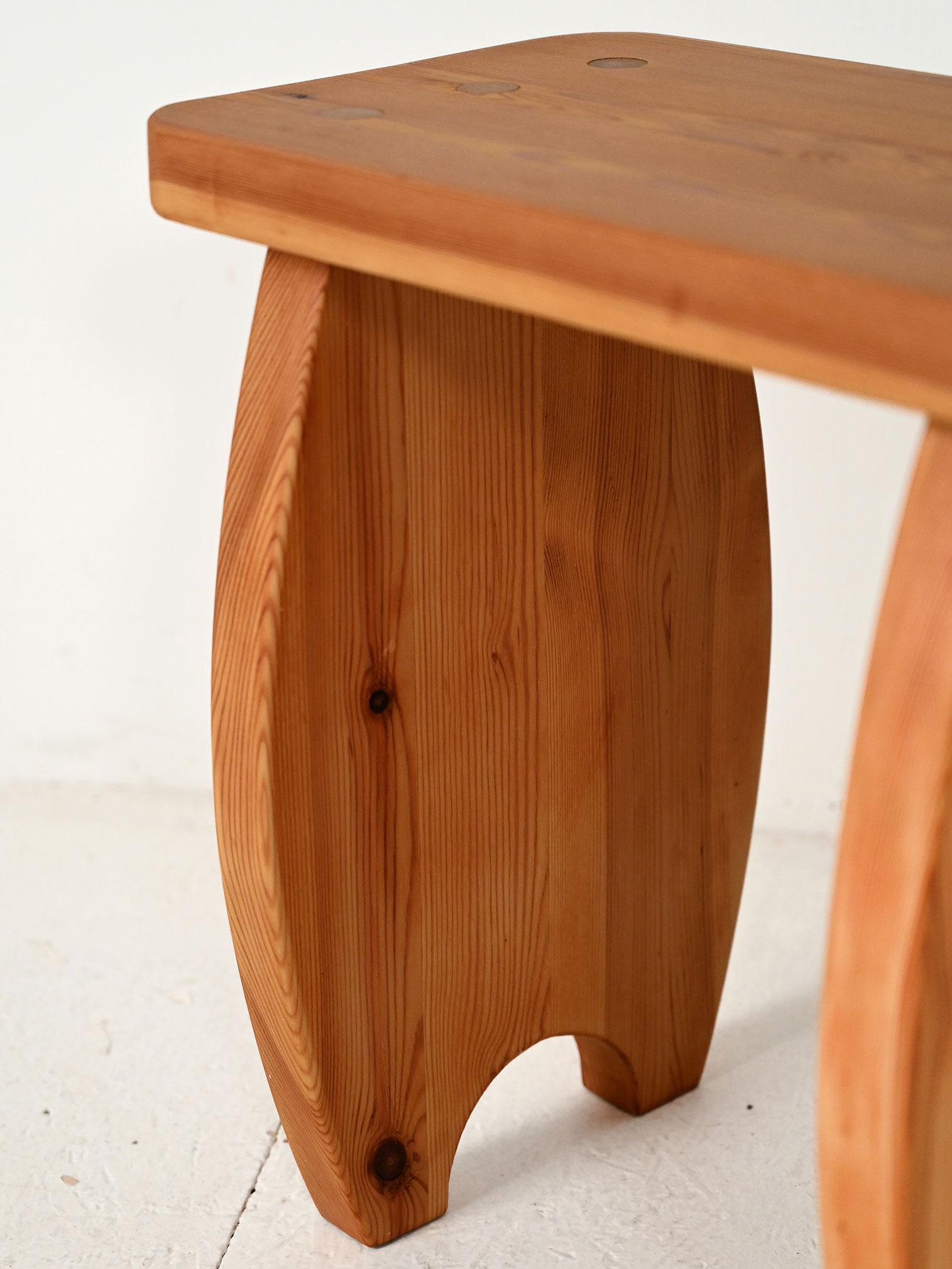 Metà XX secolo Sgabello scandinavo in pino massello in vendita