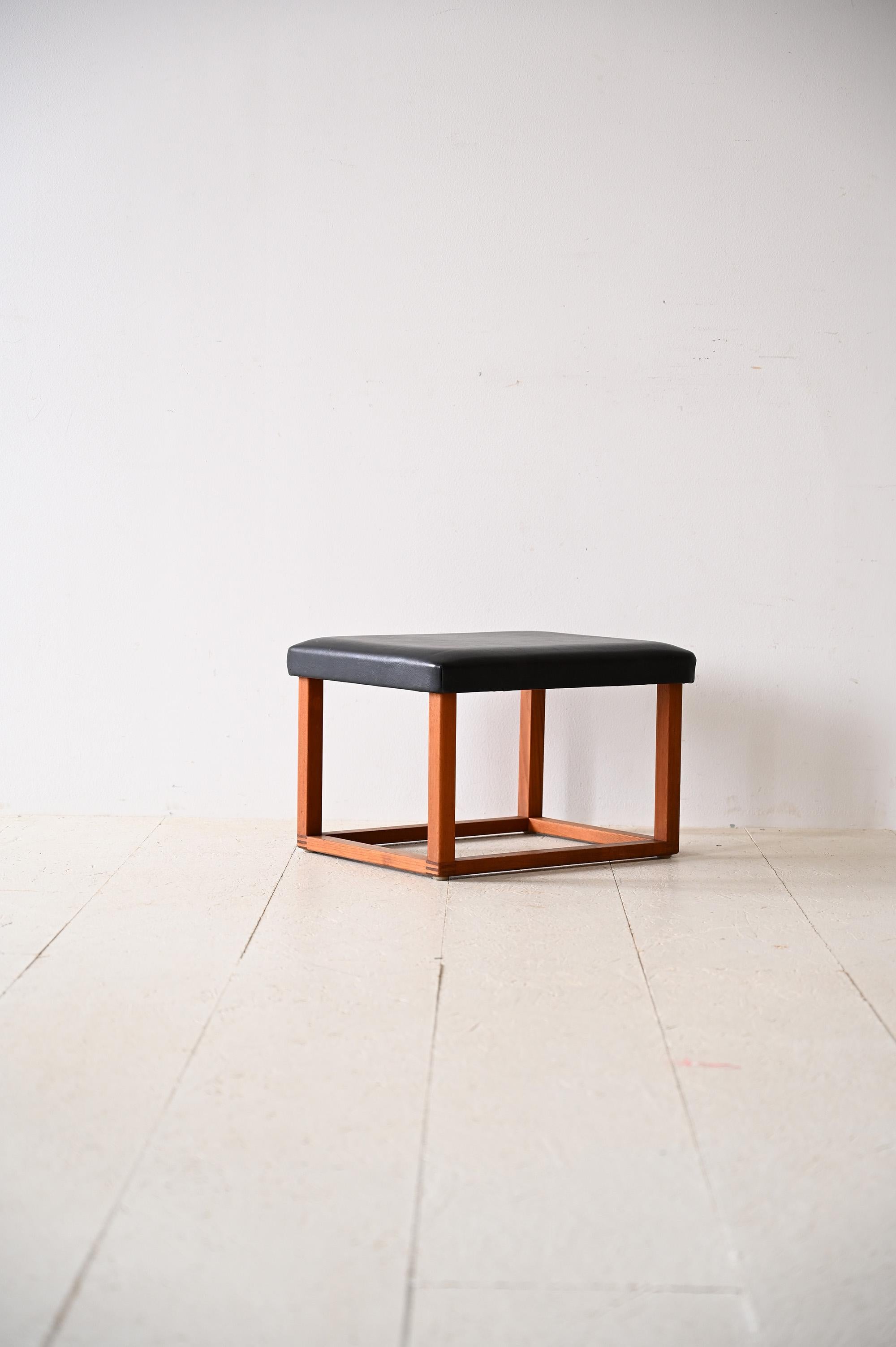 Small Scandinavian stool from the 1960s, with teak wood frame and black faux leather seat. Minimalist design typical of the era.

Scandinavian-made stool from the 1960s, made with a teak wood frame and black faux leather seat. The linear form and