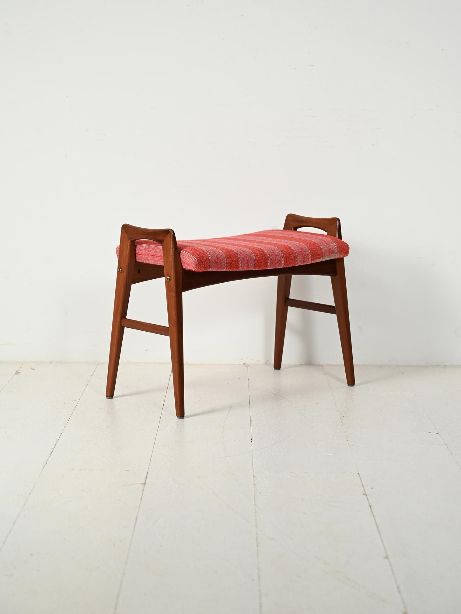 Sgabello scandinavo anni '50/'60 in teak di Svante Skogh per Slutarps Möbelindustri, imbottitura original in lana a righe rosso/rosa e dettagli in ottone.

Linee snelle e proporzioni equilibrate per lo sgabello in teak di Svante Skogh, produzione