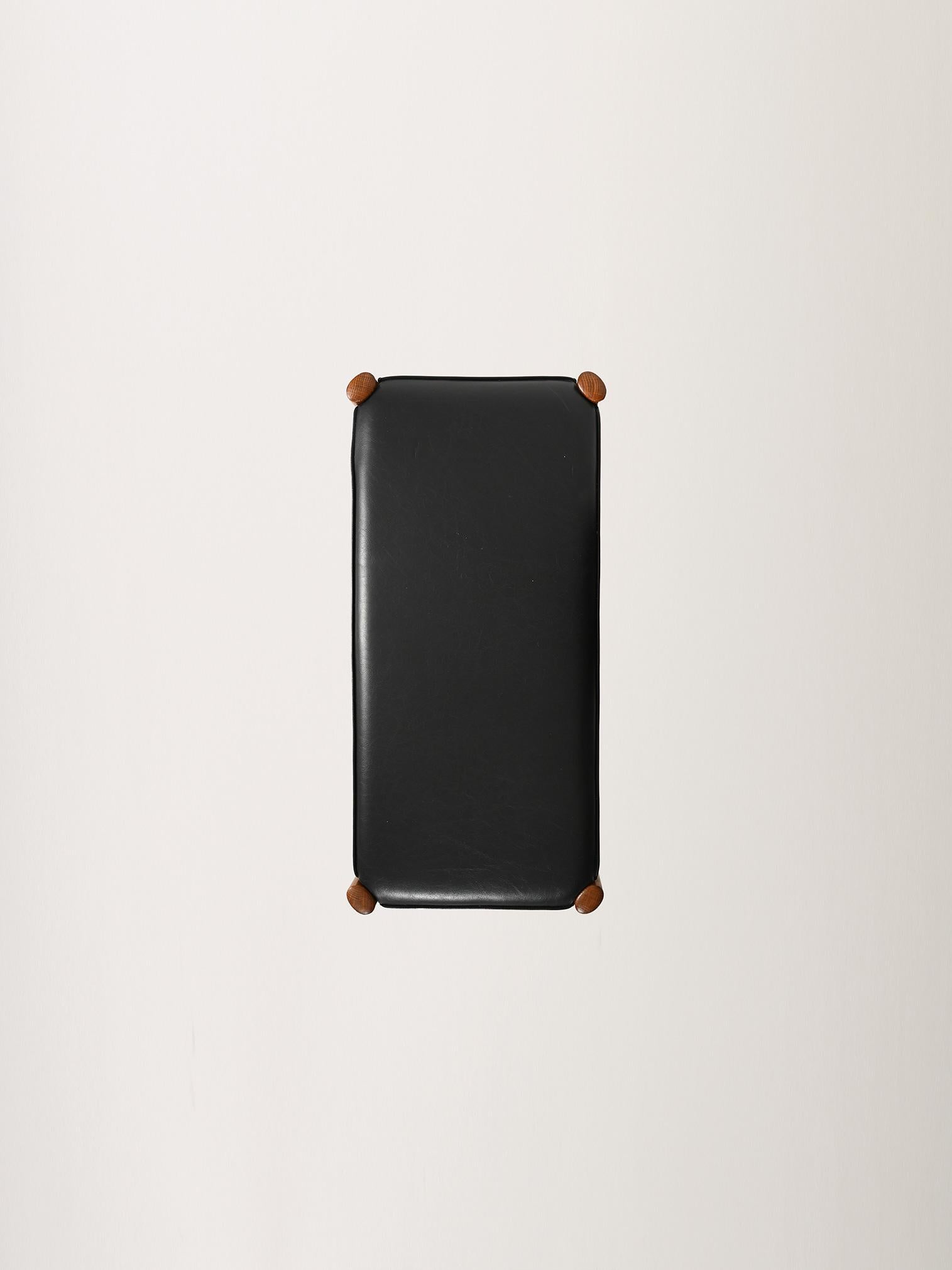 Milieu du XXe siècle Sgabello scandinavo in teak e pelle en vente