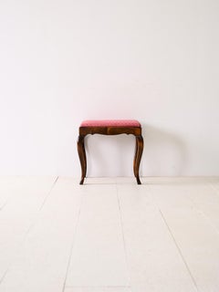 Skandinavischer roter Hocker