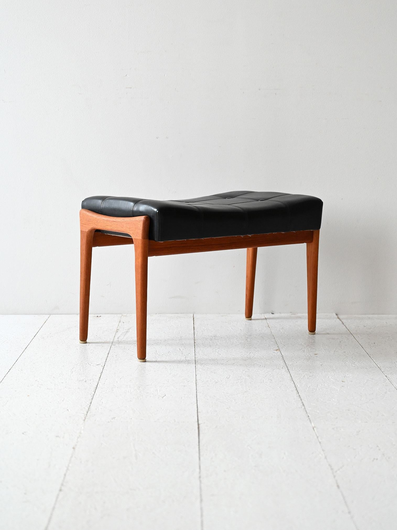 Tabouret des années 1960 avec structure en teck et revêtement d'origine en cuir noir. L'étiquette originale de Bröderna Anderssons est présente.

Tabouret scandinave fabriqué par Bröderna Anderssons, une entreprise suédoise réputée pour ses sièges
