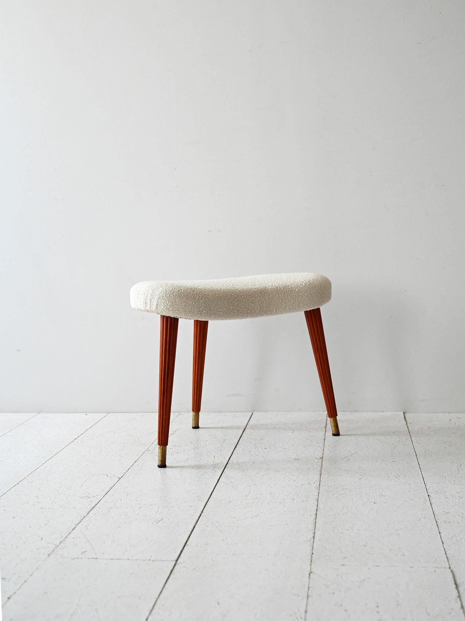 Seduta curva rivestita in bouclé di cotone, gambe in mogano tornito con puntali in ottone.

Sgabello vintage svedese realizzato negli anni 40 con struttura in legno di mogano e gambe tornite con piedini in ottone. Interamente rifoderato in tessuto
