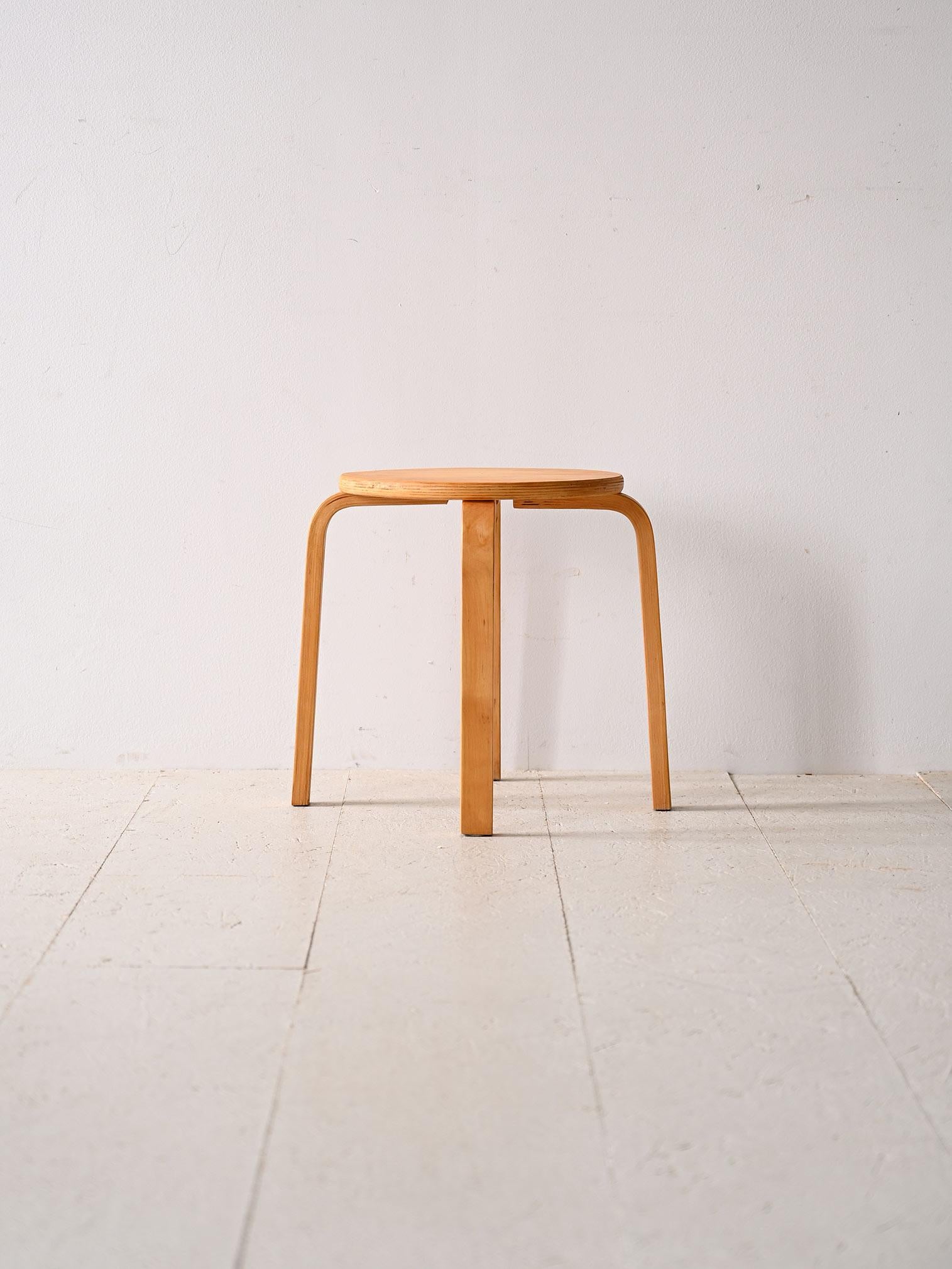 Tabouret original en bois stratifié scandinave.

Ce meuble moderne et fonctionnel reprend les lignes et le goût du design scandinave du milieu du siècle dernier. La couleur du bois et l'aspect minimaliste permettent de l'adapter à différents styles
