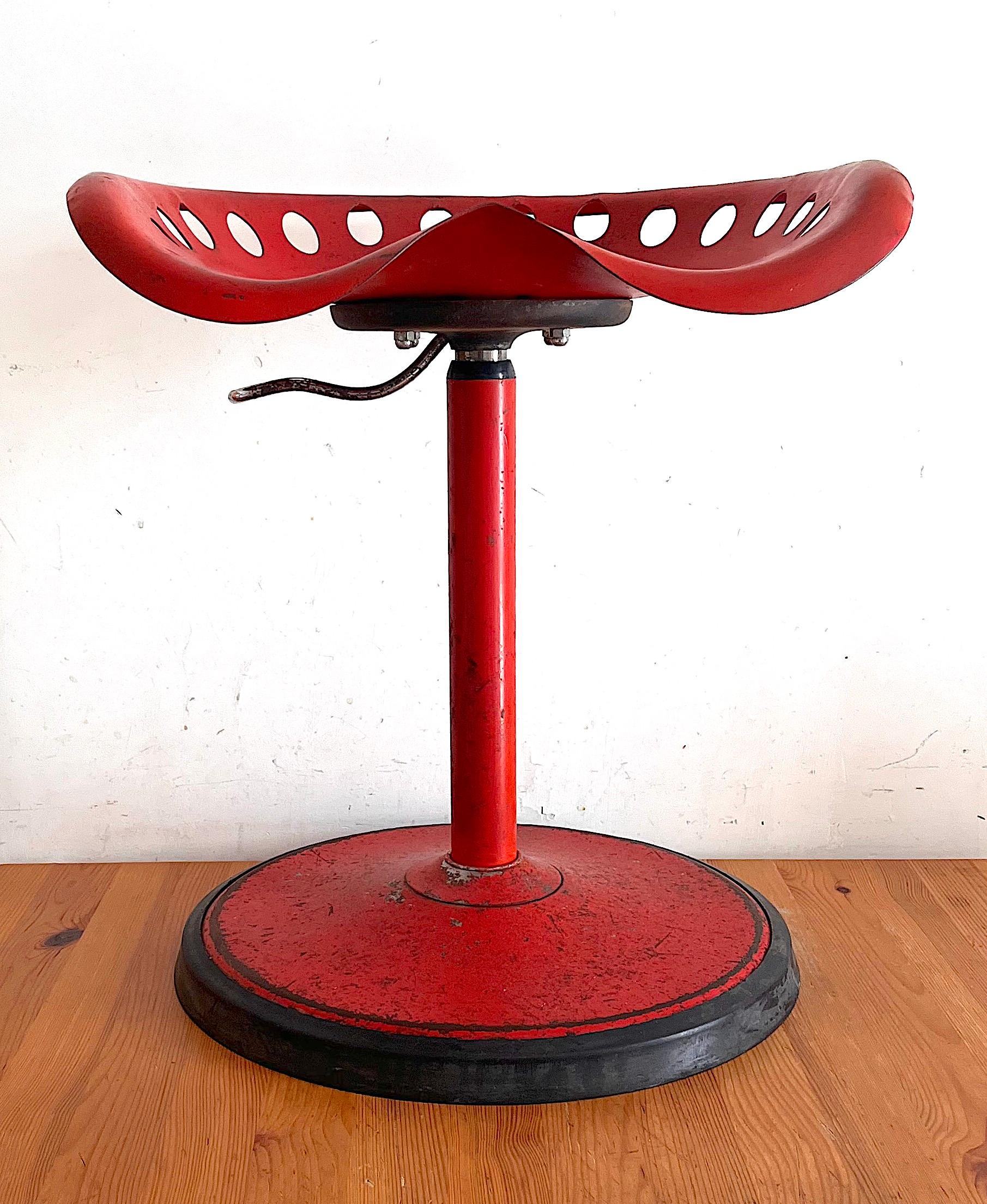  Sgabello rosso regolabile disegnato da Etienne Fermigier per Mirima negli anni '70. 
Lo sgabello è regolabile in altezza, l'altezza massima è di 70 cm e ha una base in ferro rosso con gomma. 
Lo sgabello è in buone condizioni e presenta i segni di