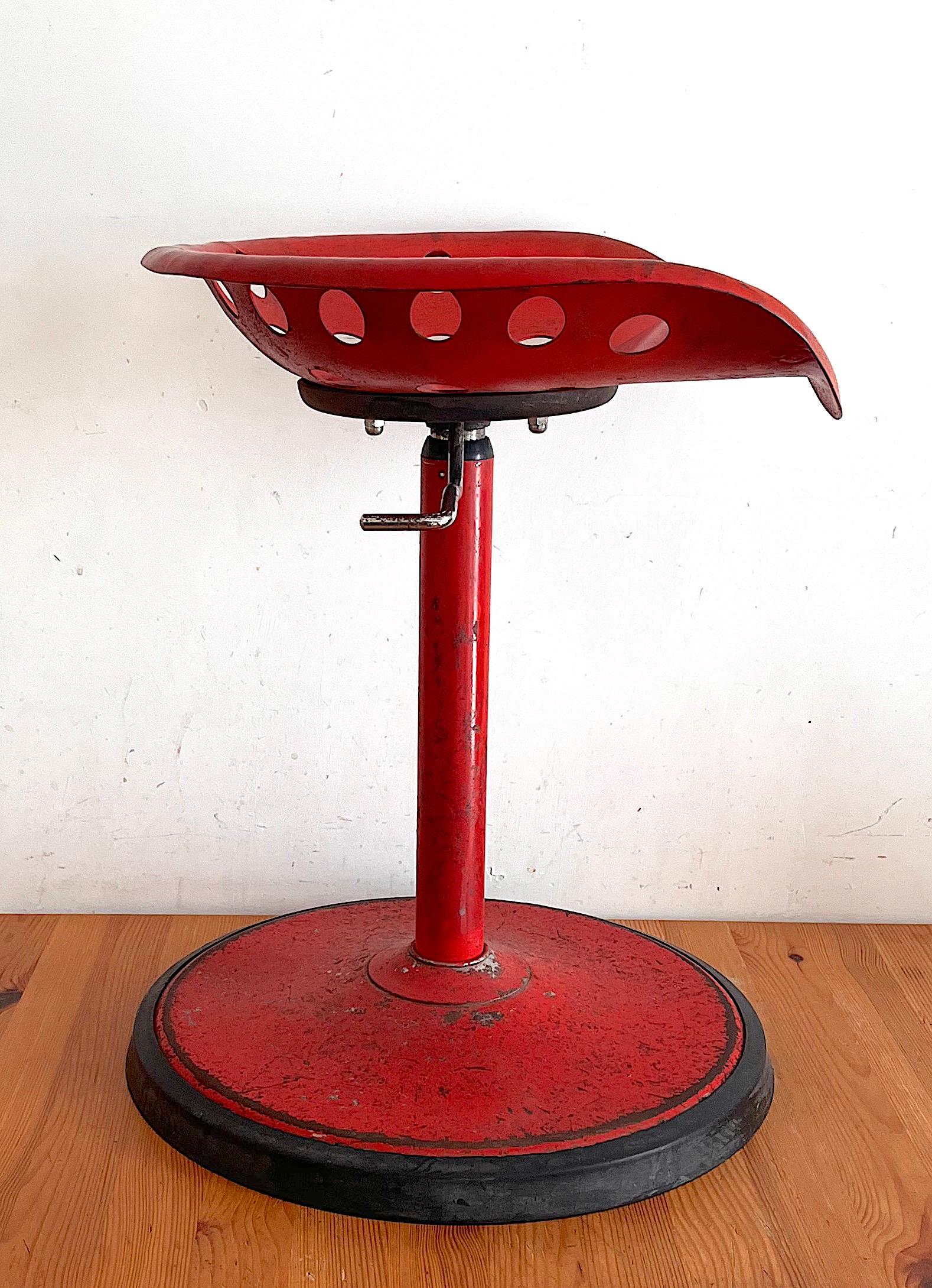 Industriel Sgabello Tractor rosso di Etienne Fermigier pour Mirima