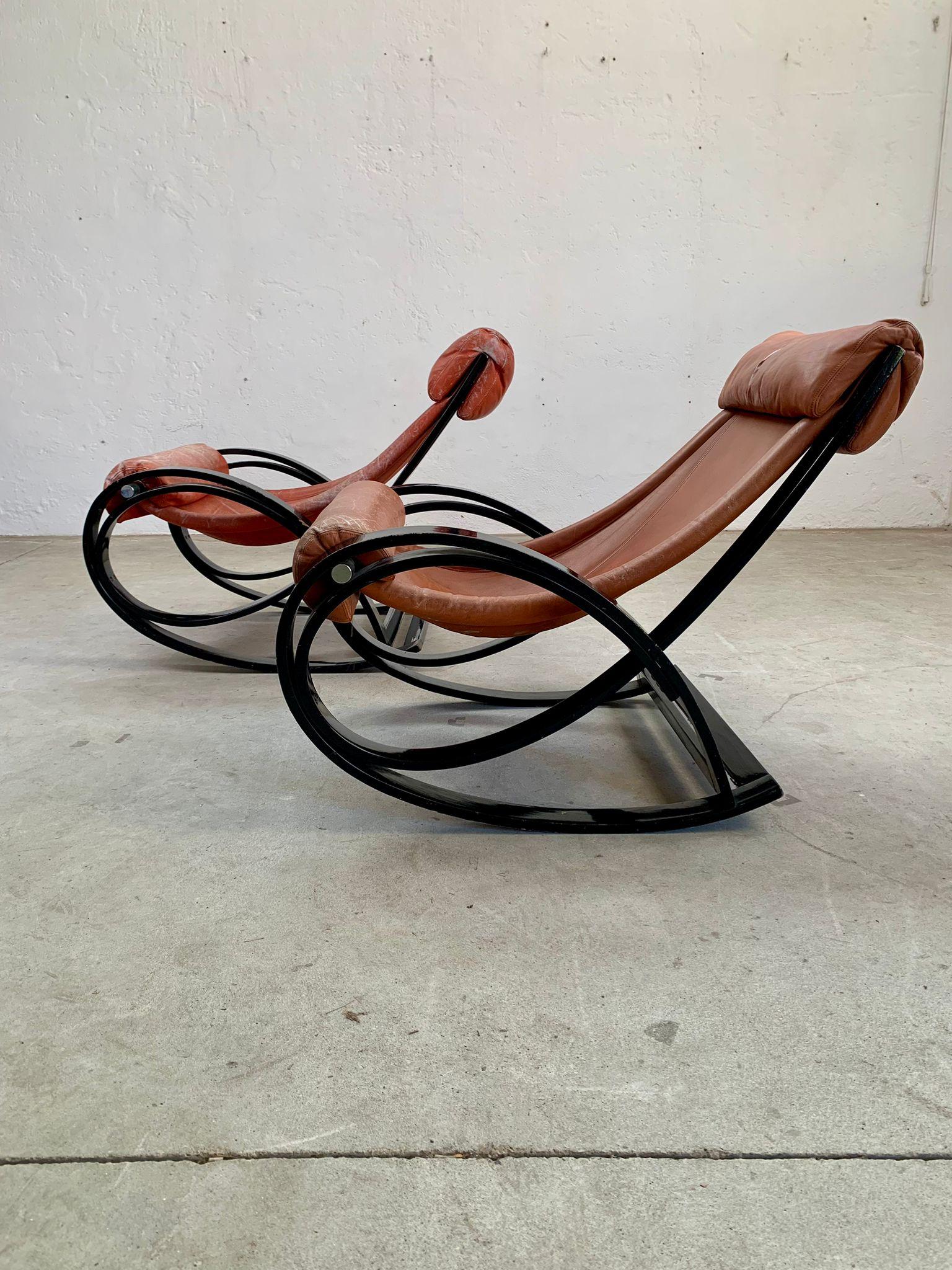 Fauteuils Sgarsul par Gae Aulenti pour Poltronova, Italie, années 1960

Il s'agit d'un fauteuil à bascule caractérisé par une structure élégante et sinueuse en hêtre courbé et teinté, un rembourrage confortable et souple en polyuréthane et un