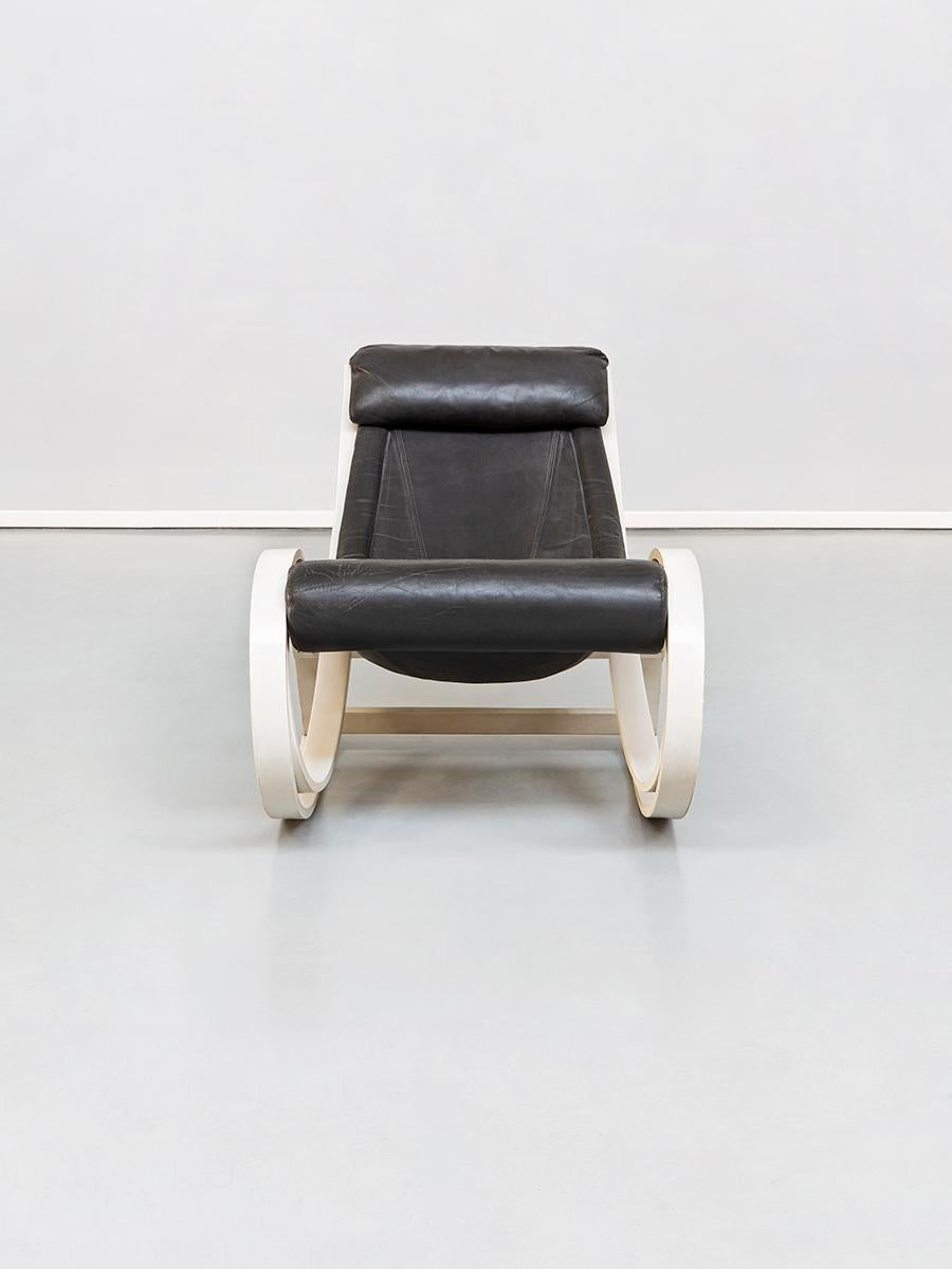 Chaise à bascule Sgarsul de Gae Aulenti pour Poltronova, 1962
Fauteuil à bascule en bois blanc cintré et laqué, avec appui-tête et assise rembourrée et recouverte de cuir noir.
Sgarsul est une chaise élégante qui représente l'histoire du design.