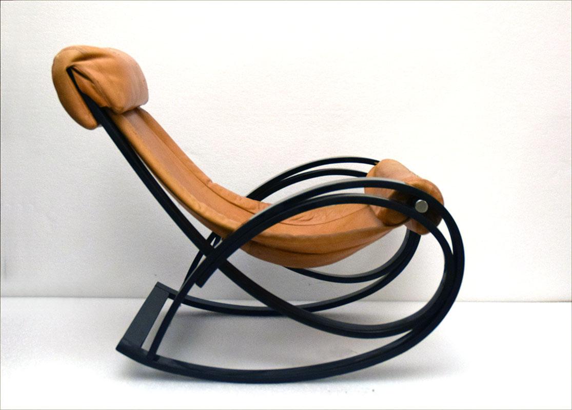 Fauteuil à bascule Sgarsul conçu par Gae Aulenti pour Poltronova dans les années 1960.
Structure en bois courbé et laqué, assise et coussin en cuir.
En bon état vintage avec des signes d'usure sur le cuir.
