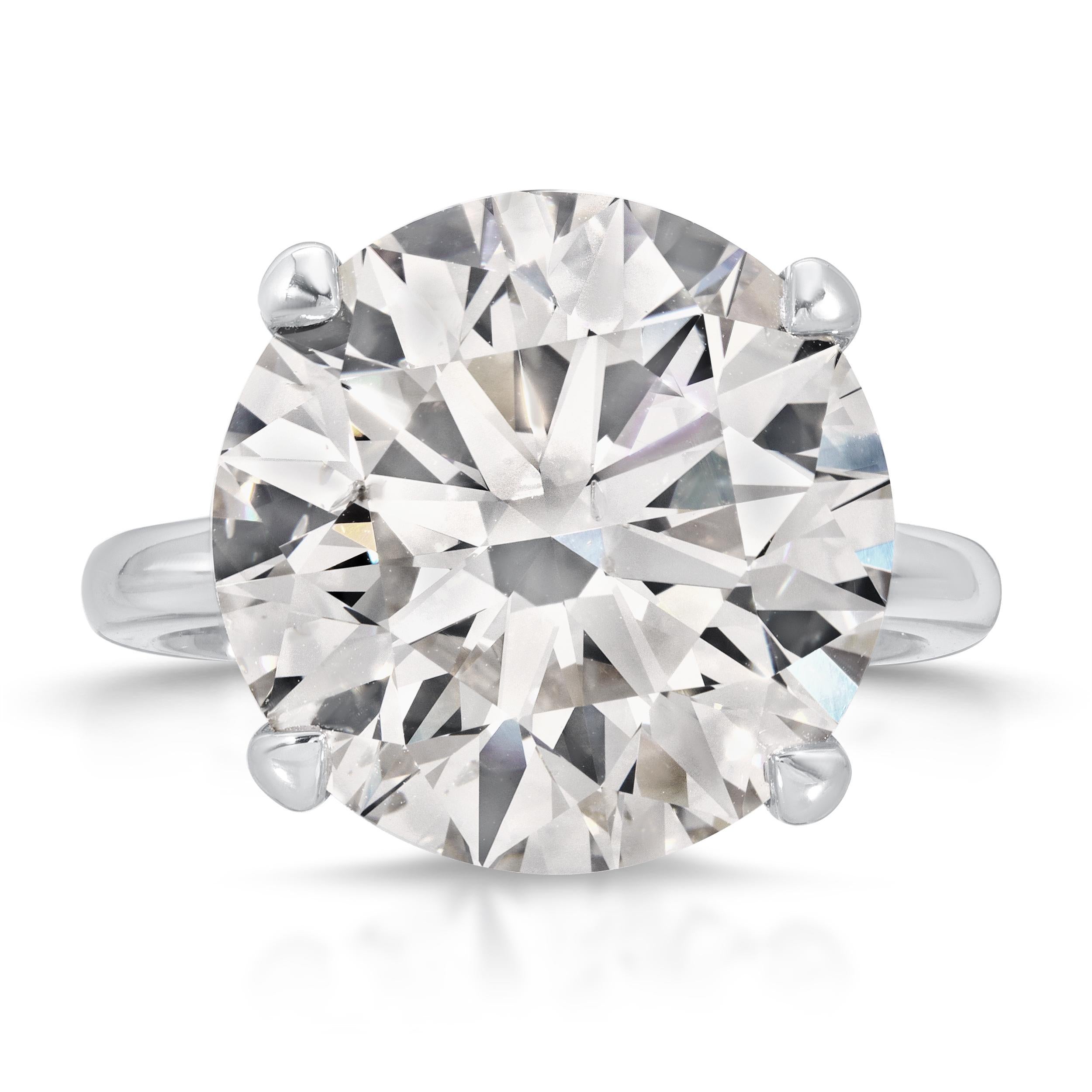 Dieser schillernde 12,17-Karat-Diamant-Verlobungsring ist garantiert ein wertvolles, einzigartiges Schmuckstück. Der atemberaubende Diamant wird von einem versteckten Halo aus 22 zarten, gepflasterten Diamanten und einer schönen Untergalerie