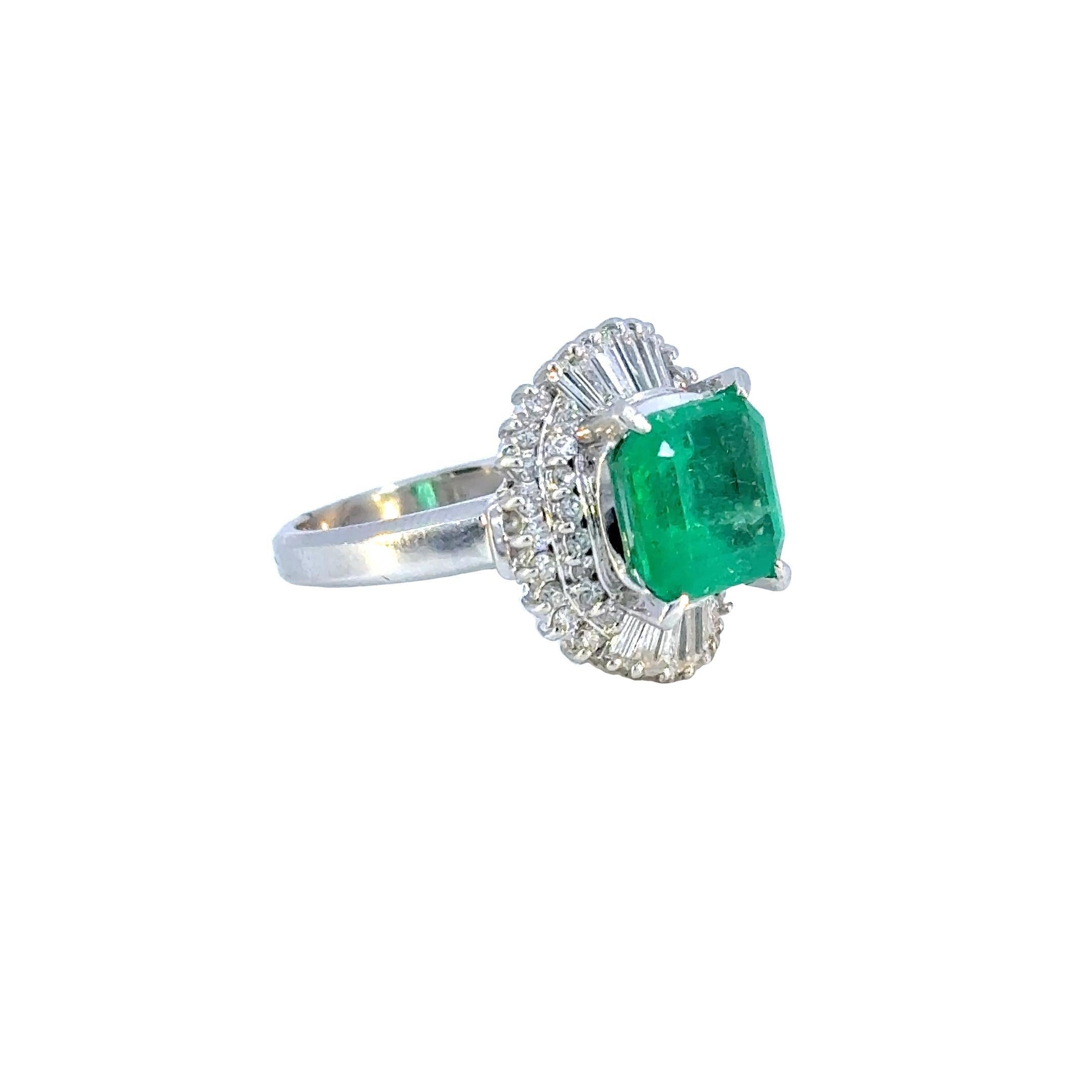 SGL Certified 3.32 Carat Emerald Diamond Platinum Ring In New Condition For Sale In New York, NY