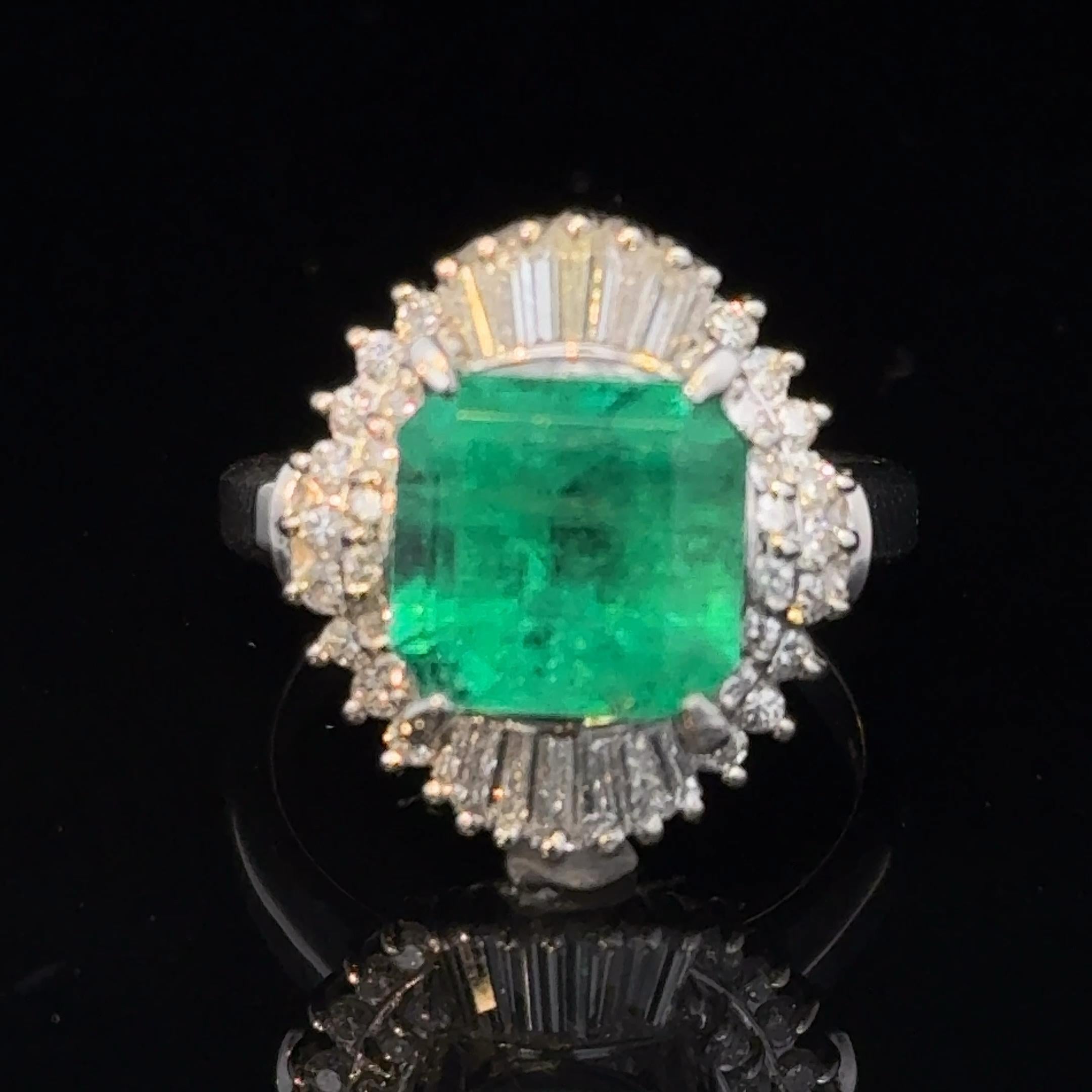 Platinring mit SGL-zertifiziertem 3,32 Karat Smaragd und Diamant für Damen oder Herren im Angebot