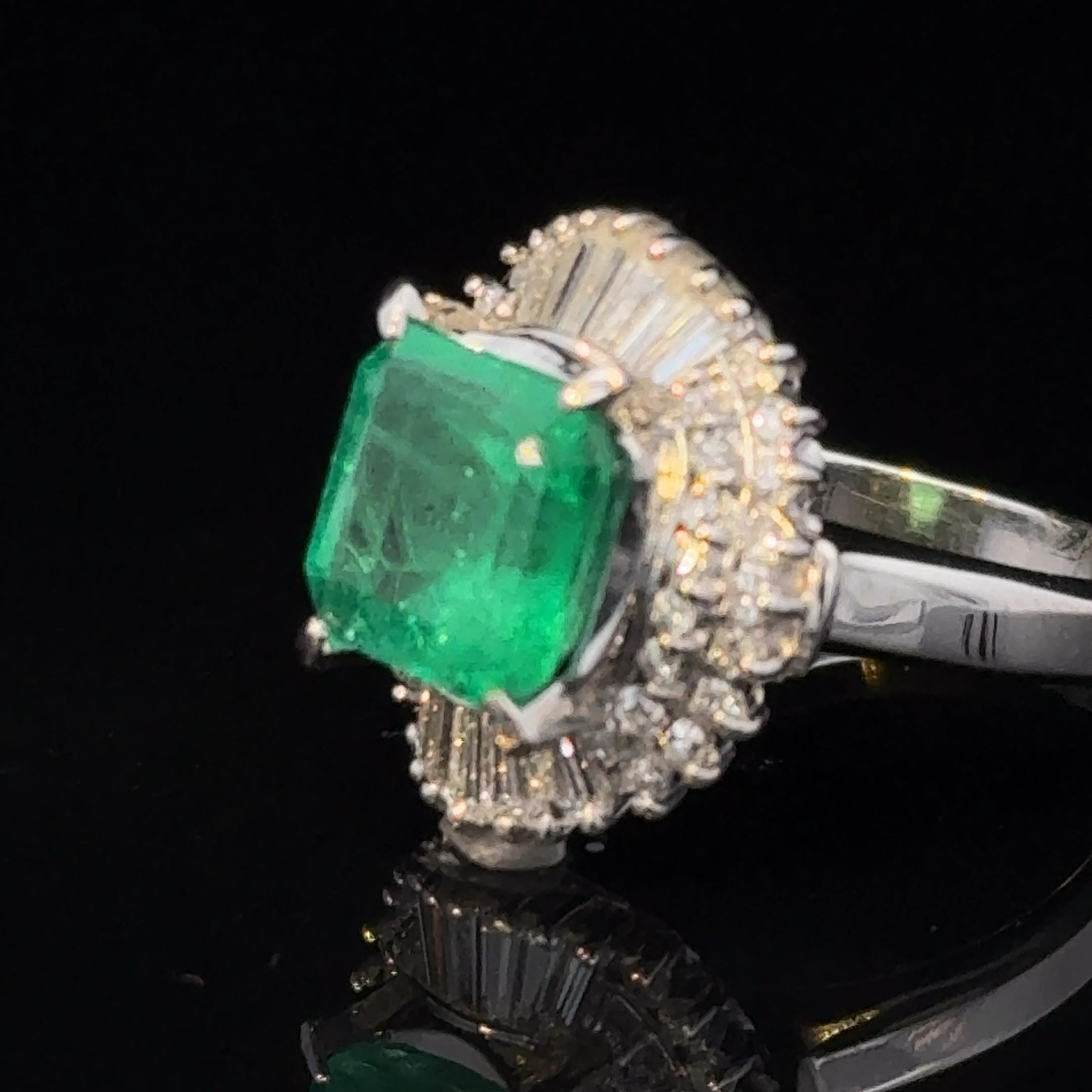 Platinring mit SGL-zertifiziertem 3,32 Karat Smaragd und Diamant im Angebot 2