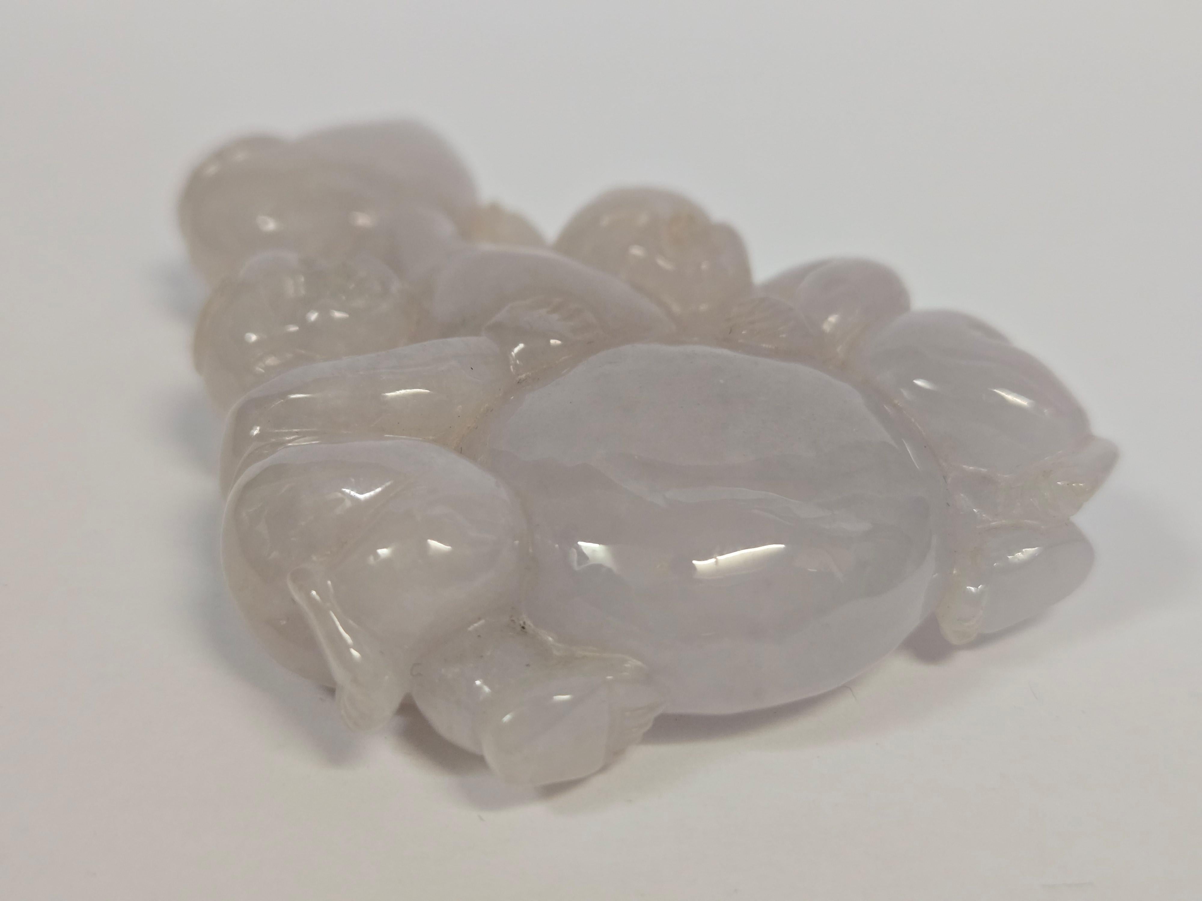 SGL Certified Lavender Jade Pendant – Carved Fairchilds Holding Gourd & Ingot in vendita 5