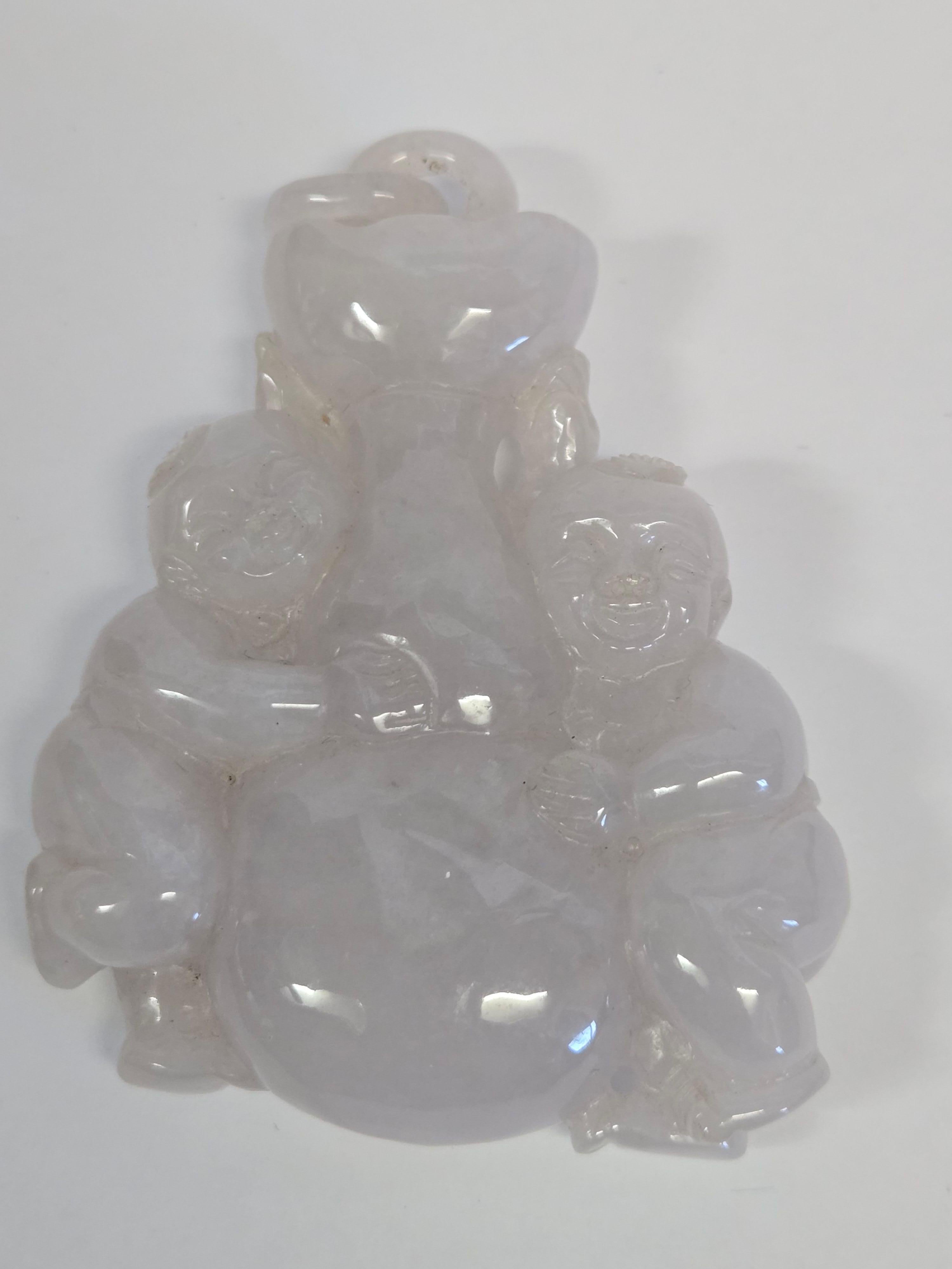 SGL Certified Lavender Jade Pendant – Carved Fairchilds Holding Gourd & Ingot in vendita 6