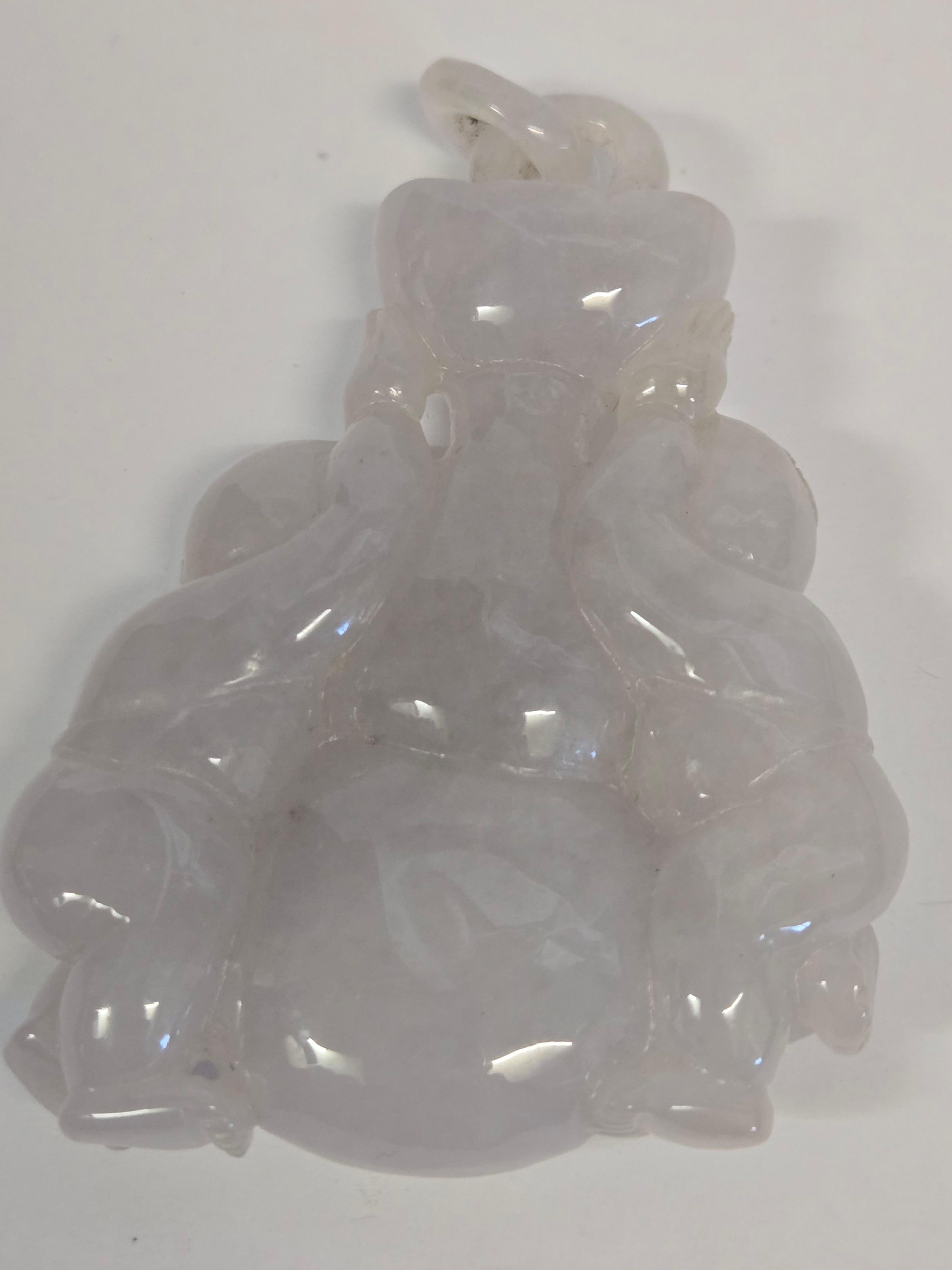 SGL Certified Lavender Jade Pendant – Carved Fairchilds Holding Gourd & Ingot in vendita 11