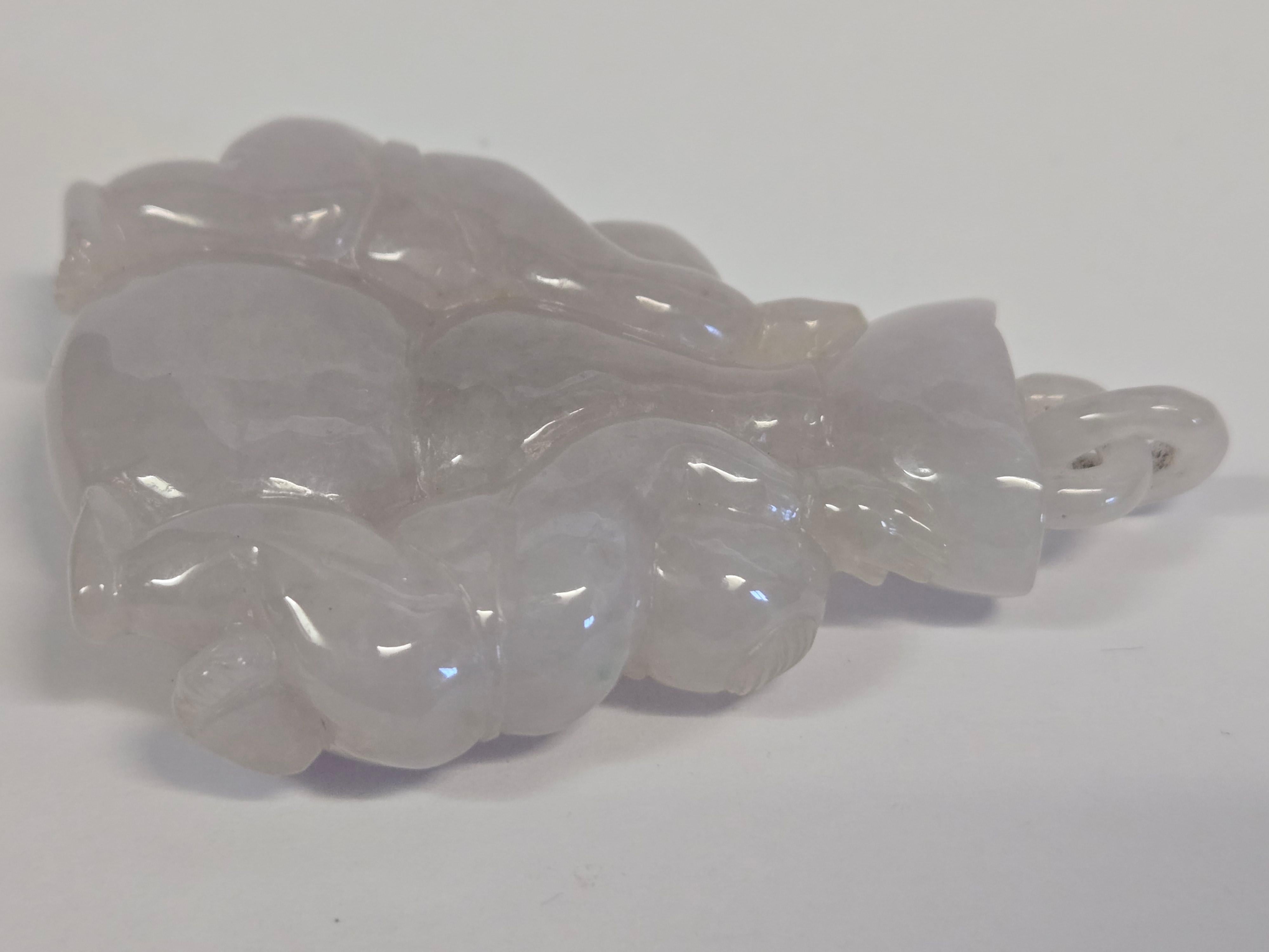 SGL Certified Lavender Jade Pendant – Carved Fairchilds Holding Gourd & Ingot in vendita 12