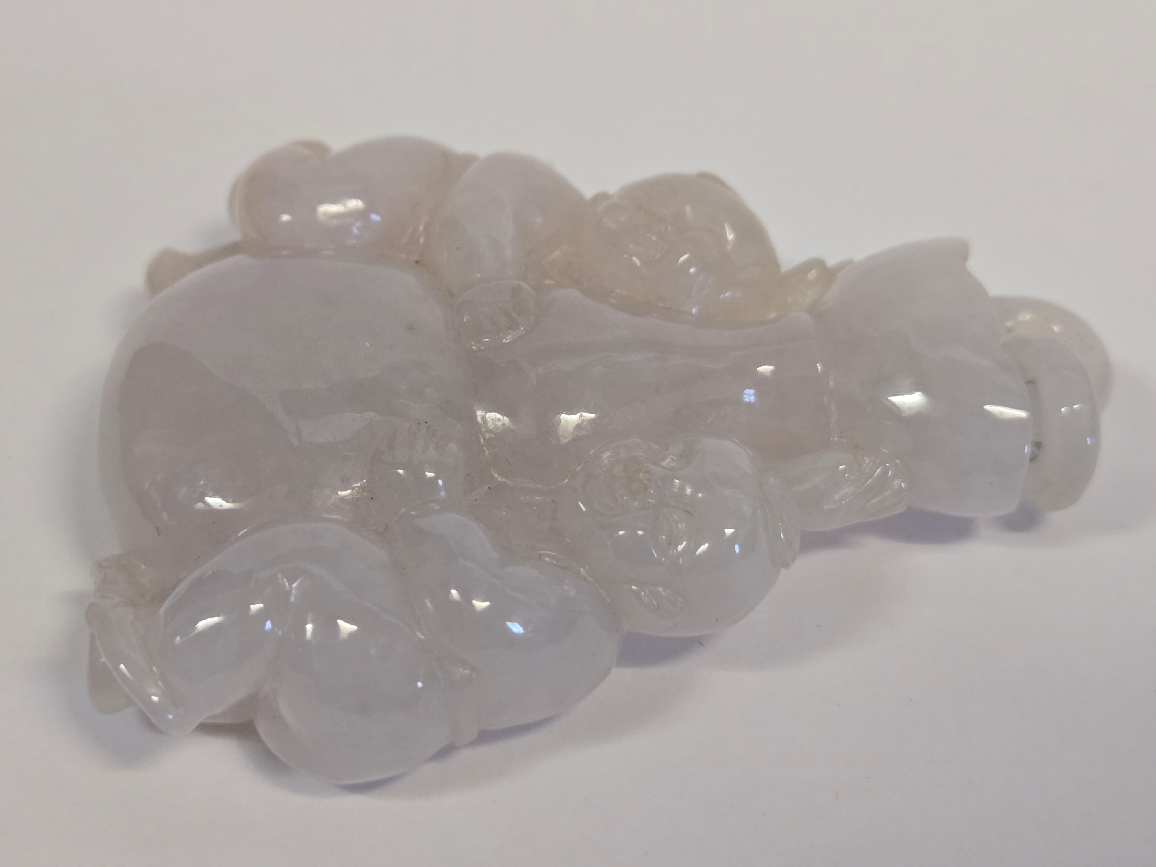 SGL Certified Lavender Jade Pendant – Carved Fairchilds Holding Gourd & Ingot in vendita 13