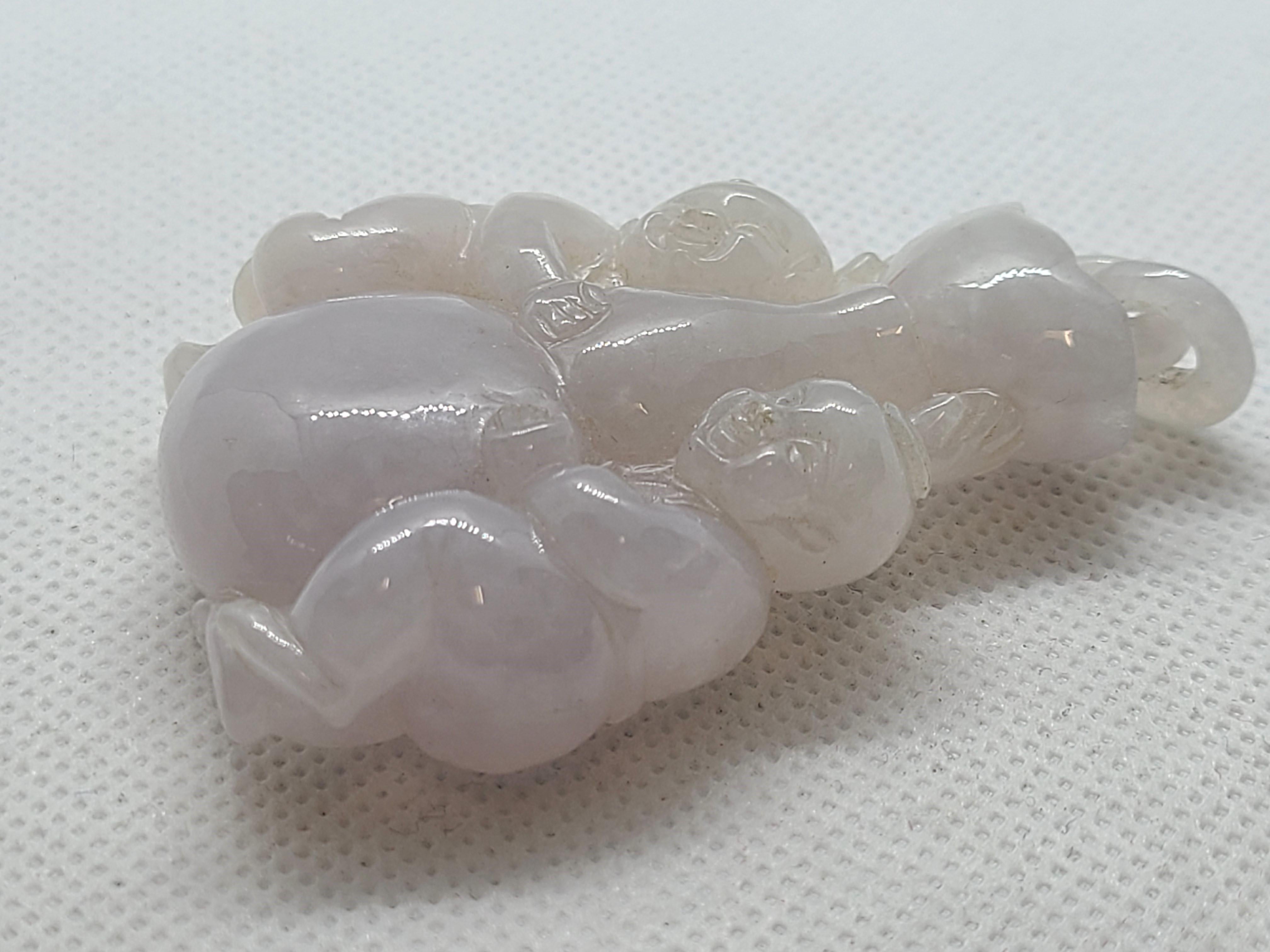 SGL Certified Lavender Jade Pendant – Carved Fairchilds Holding Gourd & Ingot in vendita 2