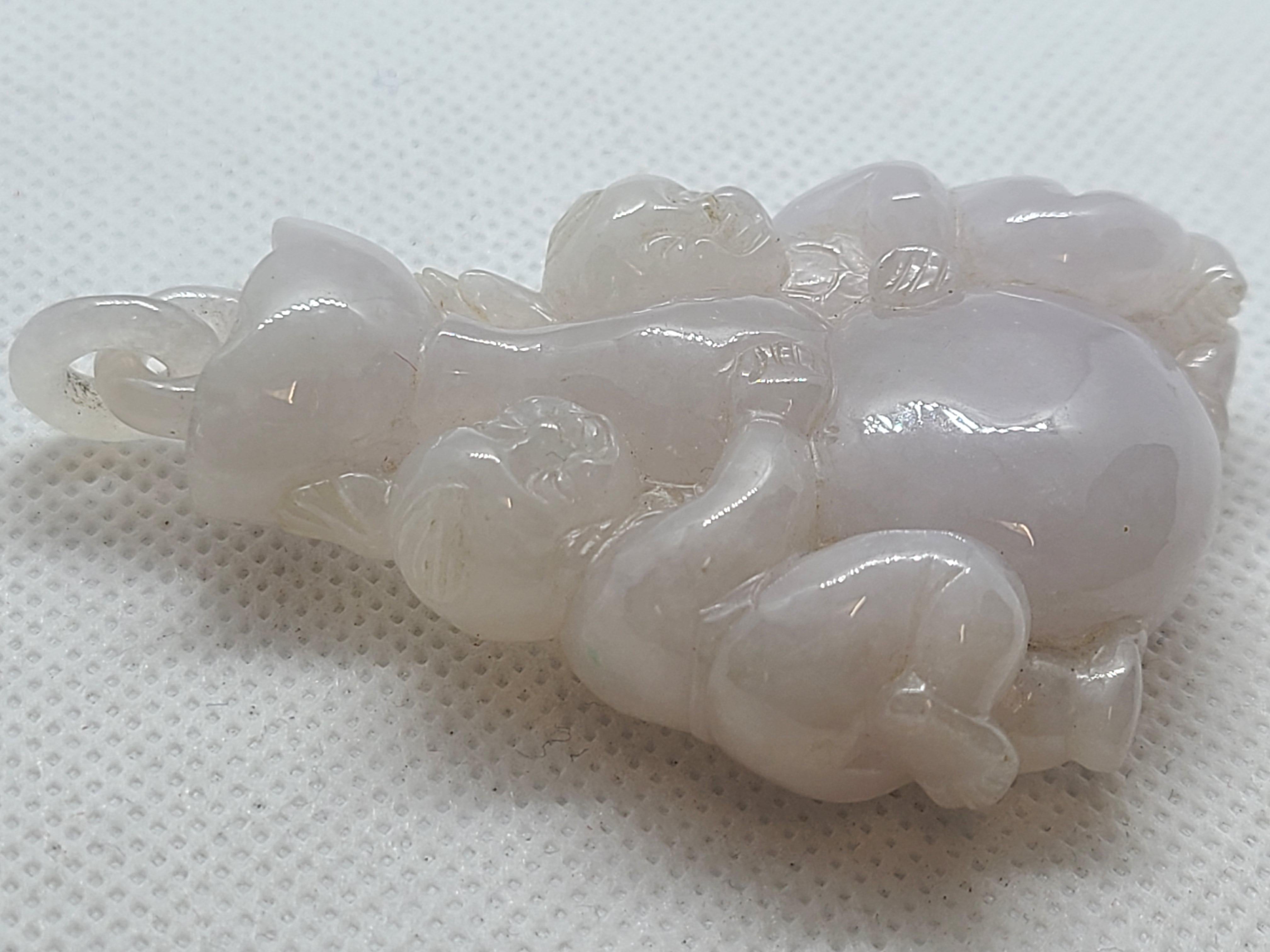 SGL Certified Lavender Jade Pendant – Carved Fairchilds Holding Gourd & Ingot in vendita 3