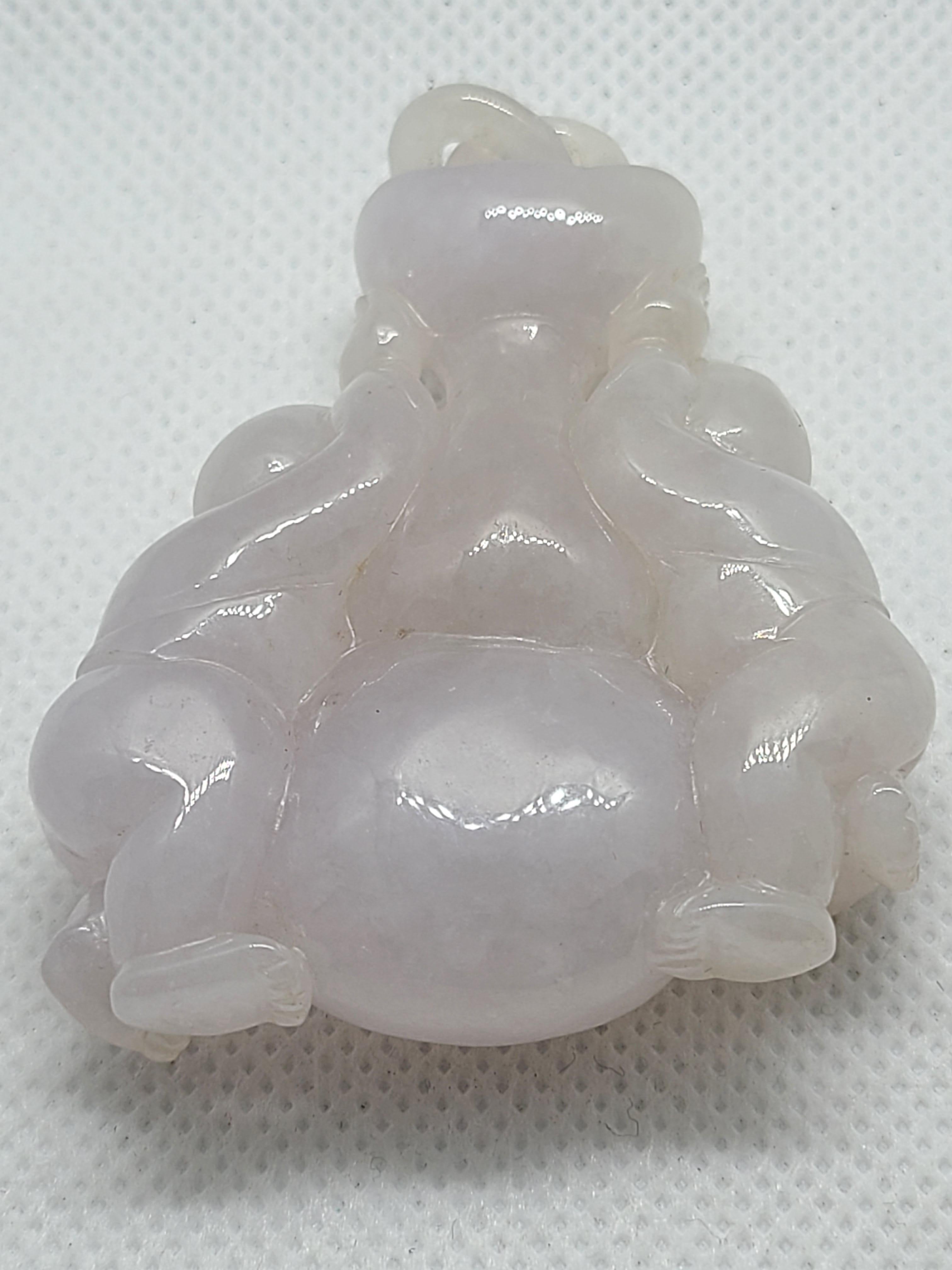 SGL Certified Lavender Jade Pendant – Carved Fairchilds Holding Gourd & Ingot in vendita 4