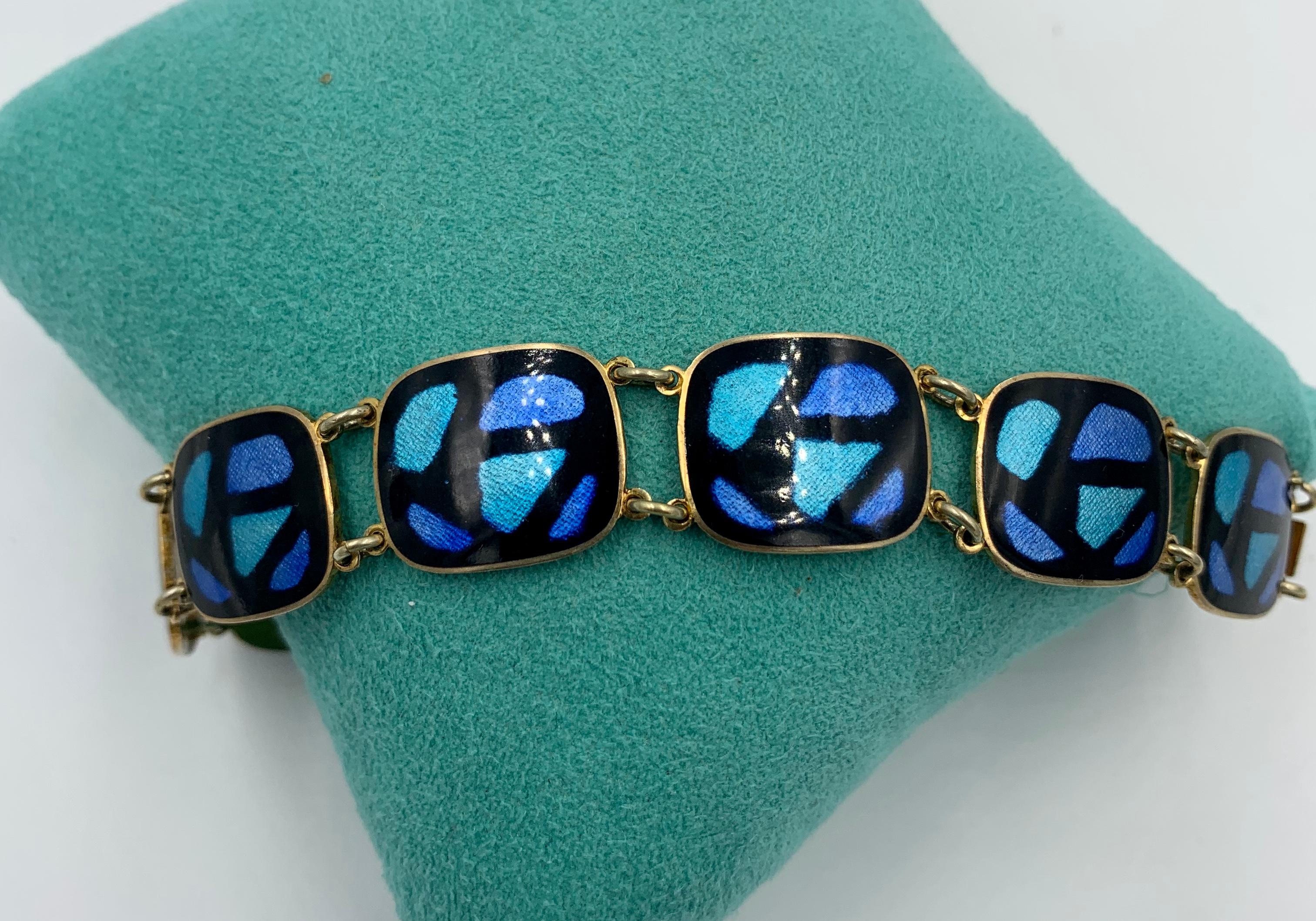 Bracelet et boucles d'oreilles exquis de style moderne du milieu du siècle, marqués S.G.M., qui, je crois, est le nom de l'orfèvre estimé Stanley George Morris d'Angleterre.  J'adore le motif du vitrail avec de superbes émaux guillochés bleus, aqua