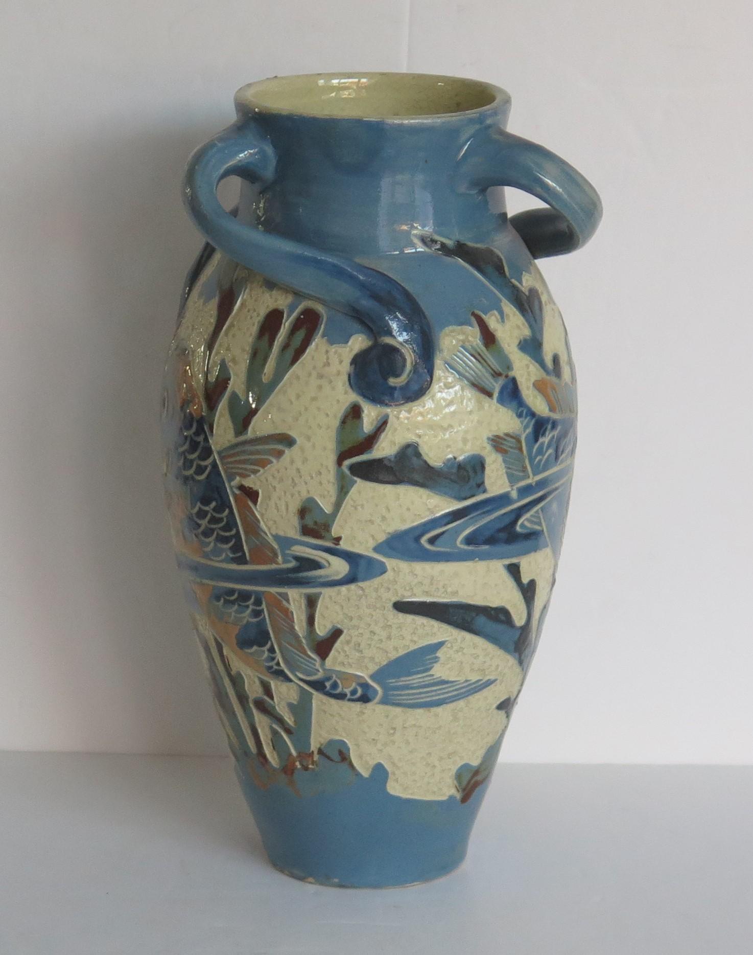 Inglese Vaso in ceramica Sgraffito Fish di C H. A. C.,  Periodo Arts & Crafts inglese 1892 in vendita
