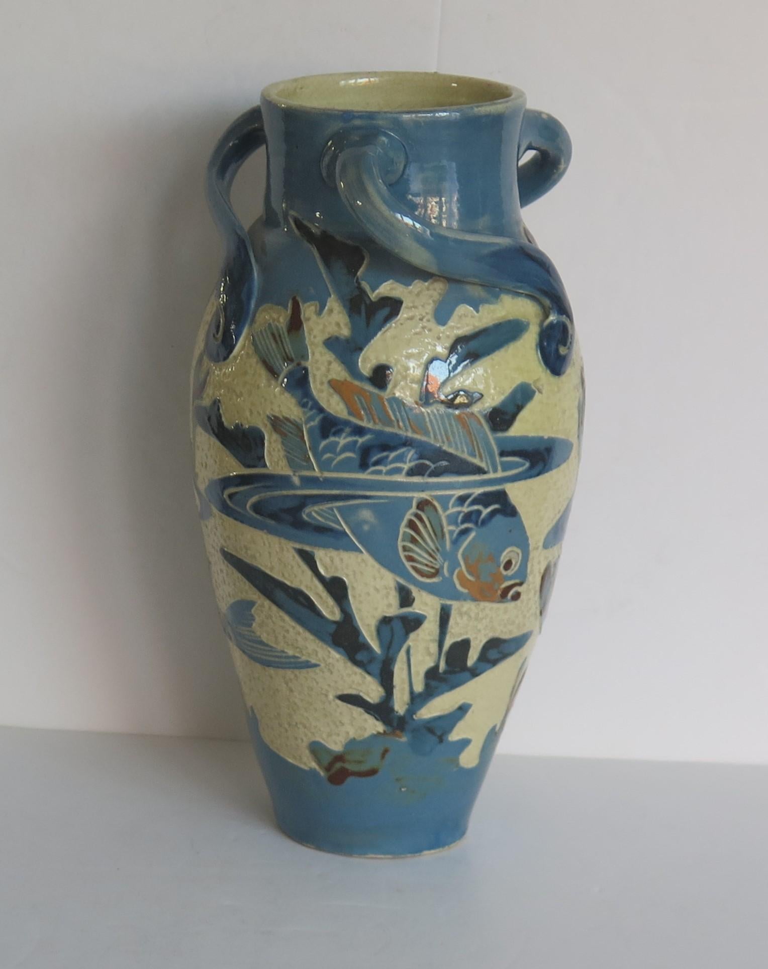 Fait main Vase en poterie de poisson sgraffite de C H Brannam's,  Période Arts & Crafts anglaise 1892 en vente