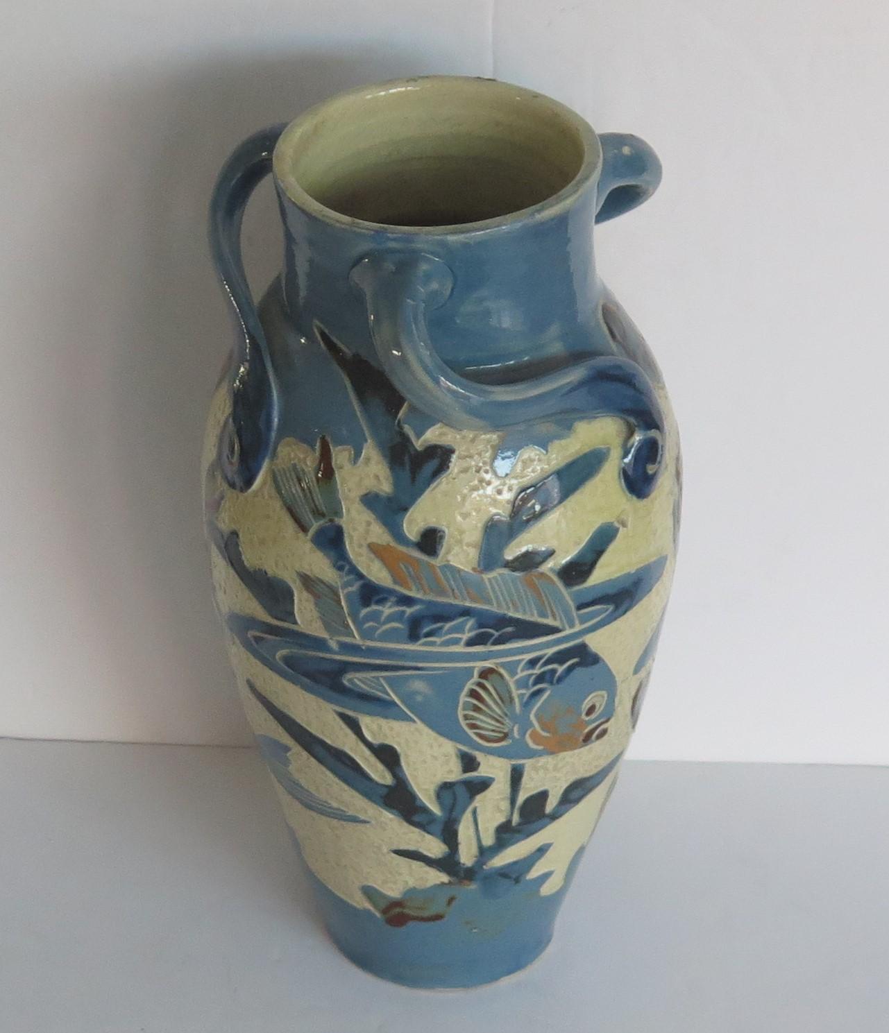 Vaso in ceramica Sgraffito Fish di C H. A. C.,  Periodo Arts & Crafts inglese 1892 In condizioni buone in vendita a Lincoln, Lincolnshire
