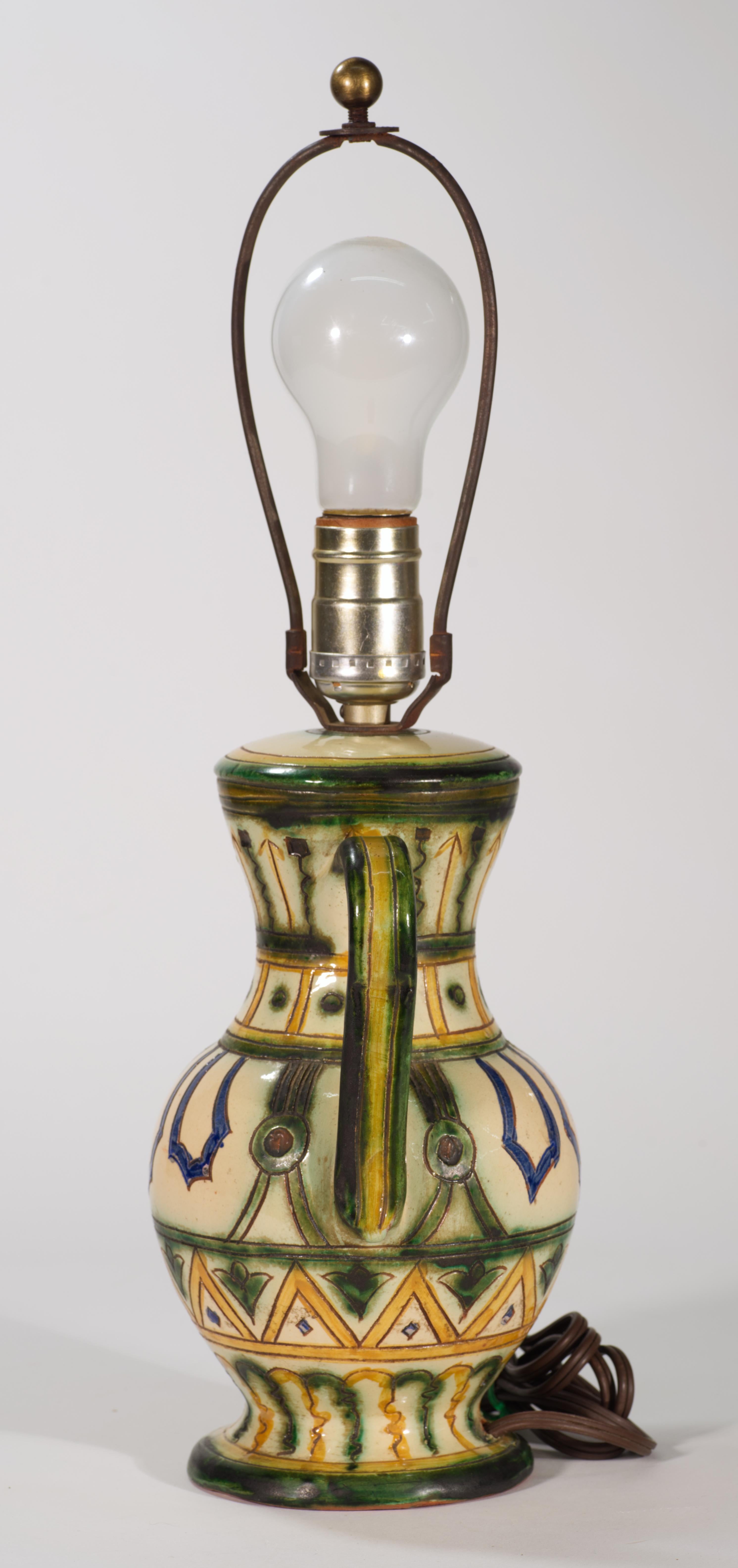  Rara e insolita lampada da accento o da tavolo con decorazioni grafiche astratte in stile Art Decor con influenze dello stile Country italiano; il disegno è dipinto a mano sui contorni del graffito. La lampada a forma di urna ha due manici decorati