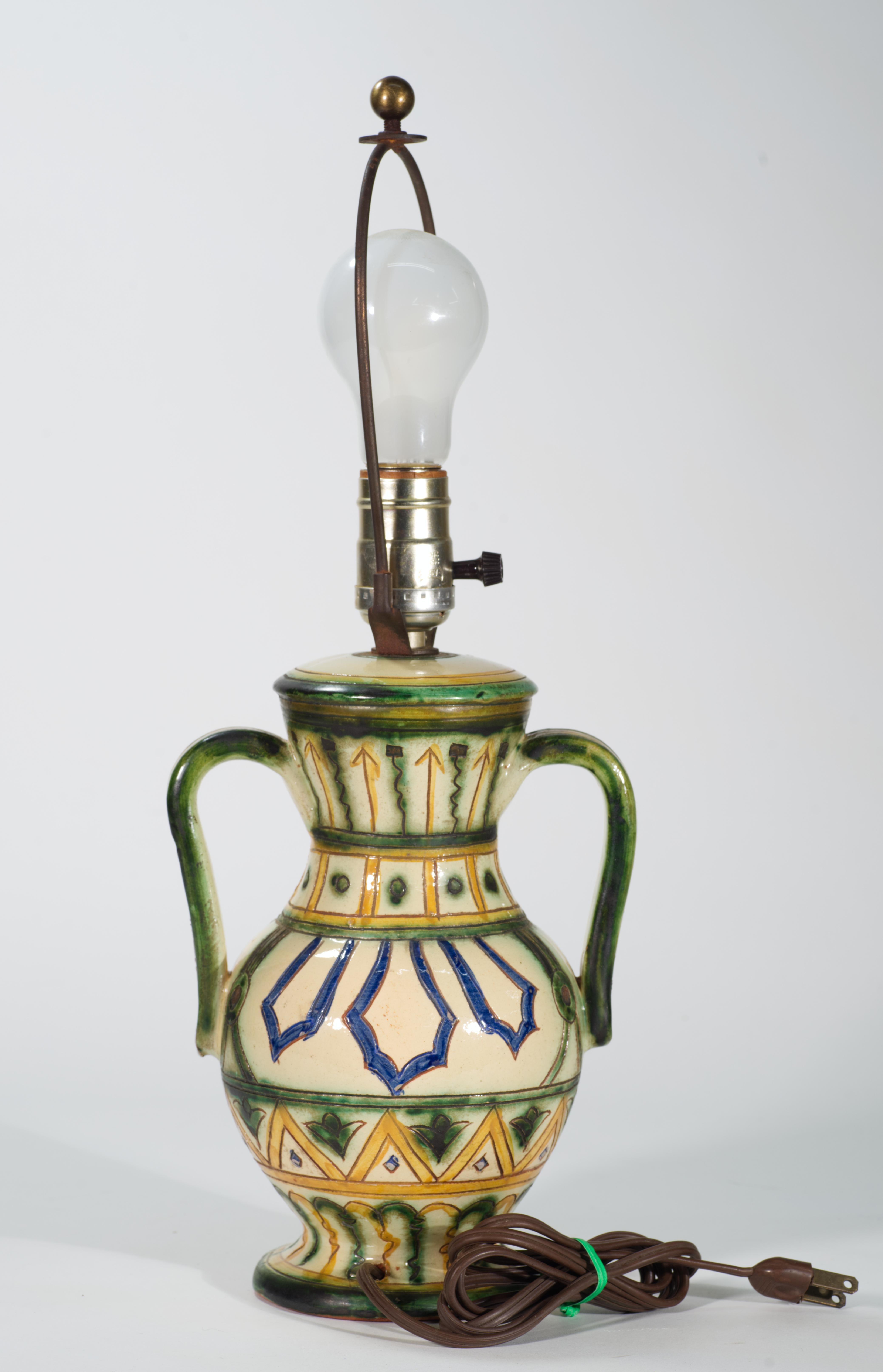 Art Déco Lampada da tavolo in maiolica dipinta a mano Sgraffito con maniglie, Italia anni '20-'40 in vendita
