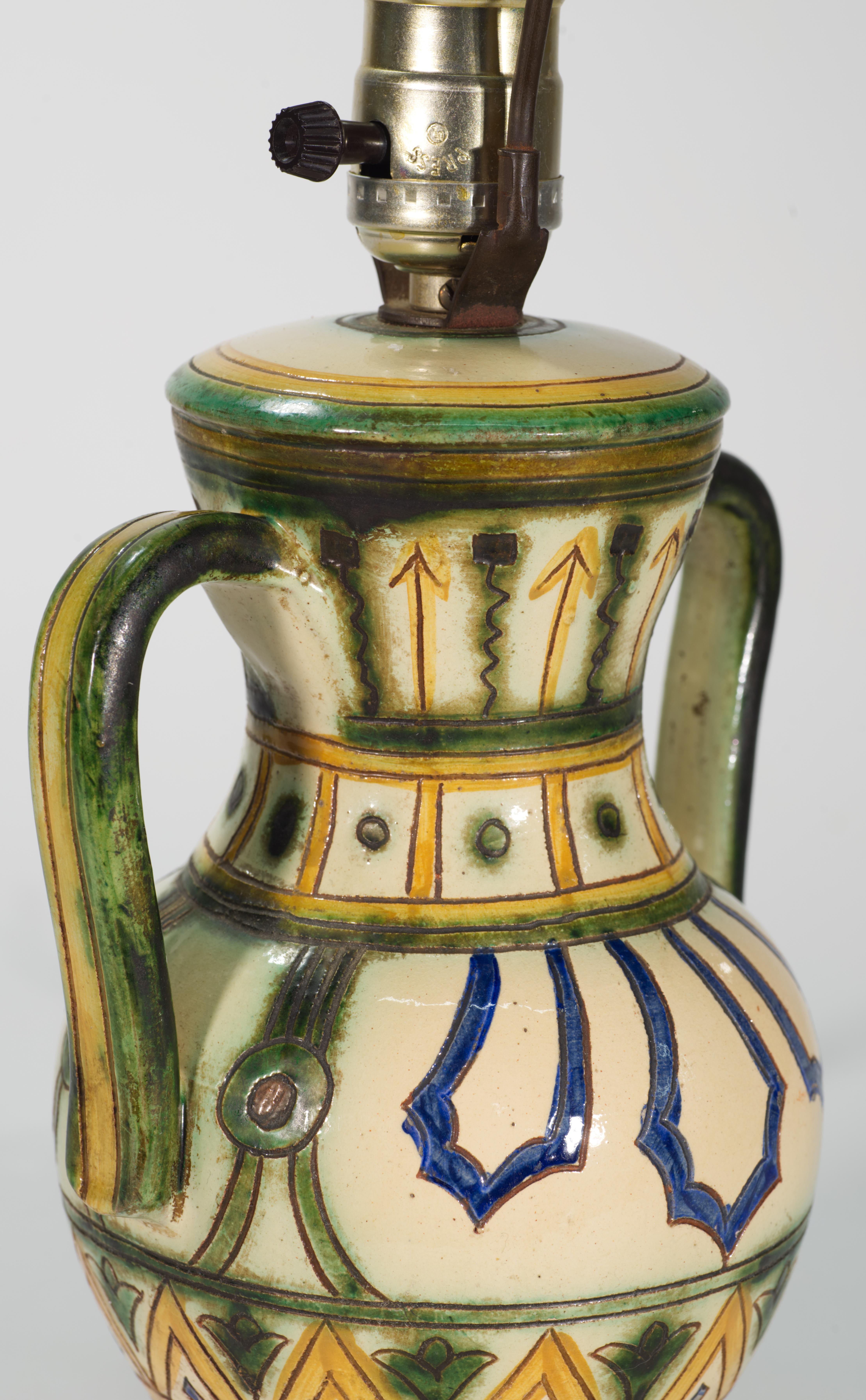 Smaltato Lampada da tavolo in maiolica dipinta a mano Sgraffito con maniglie, Italia anni '20-'40 in vendita