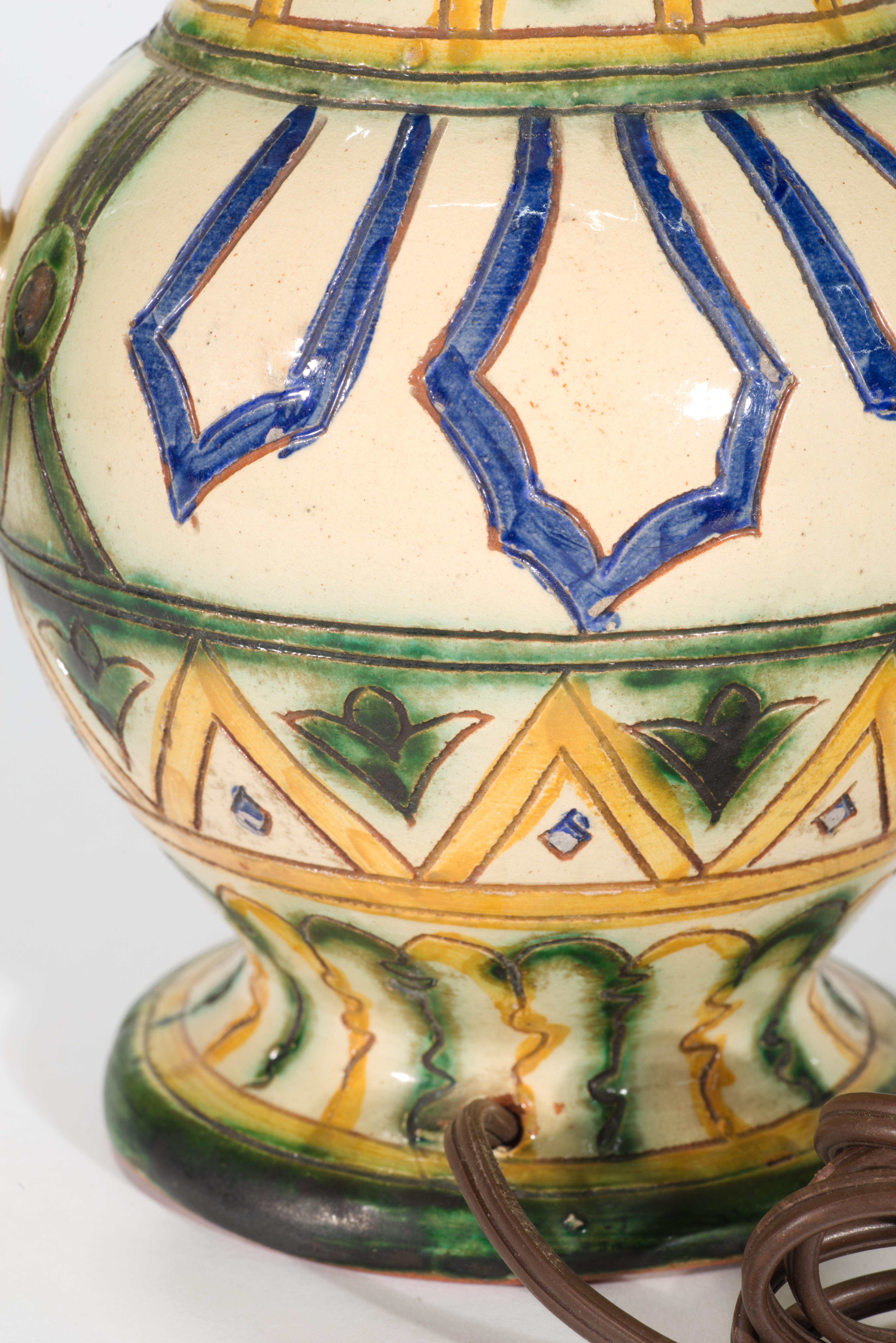 XX secolo Lampada da tavolo in maiolica dipinta a mano Sgraffito con maniglie, Italia anni '20-'40 in vendita