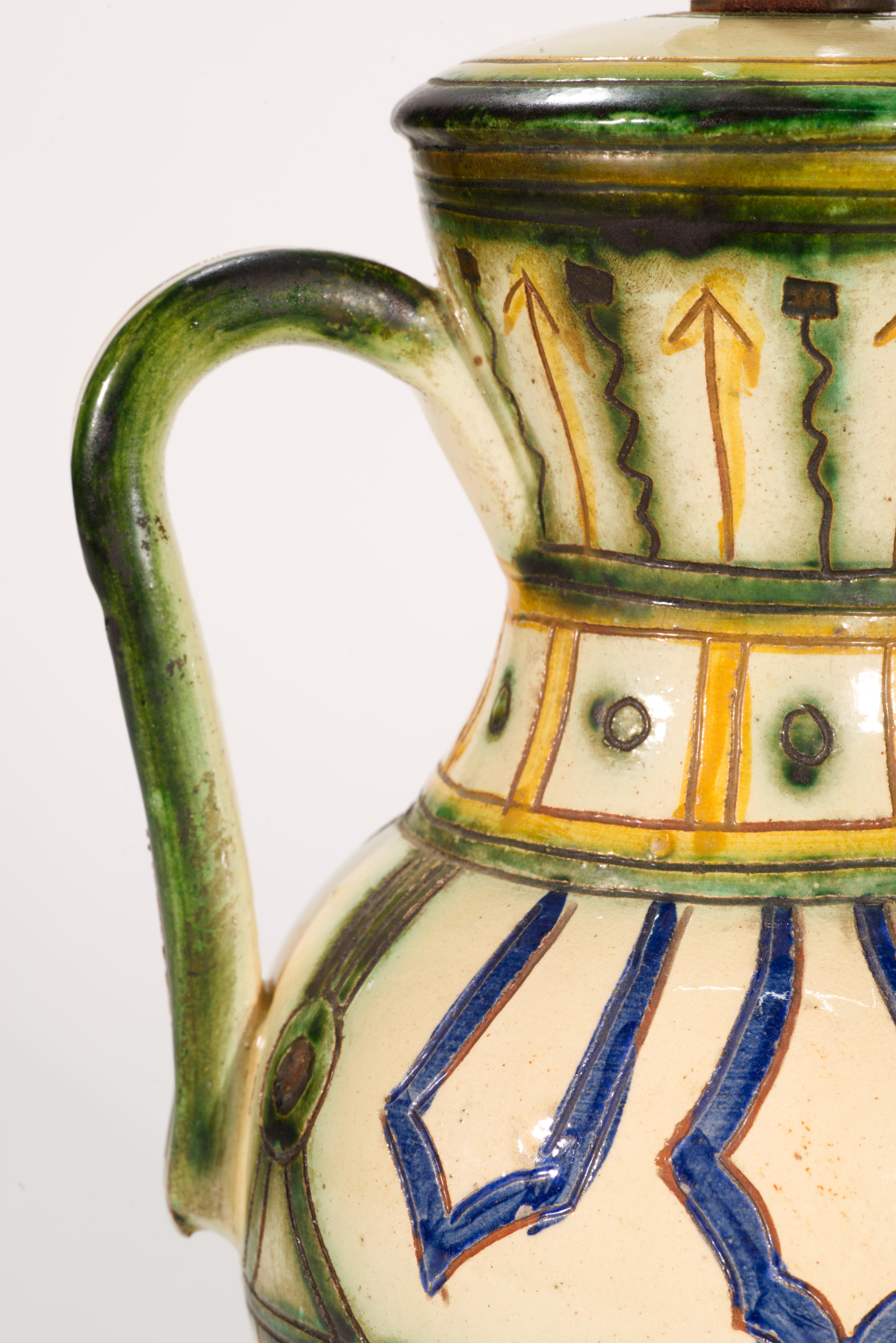 Ceramica Lampada da tavolo in maiolica dipinta a mano Sgraffito con maniglie, Italia anni '20-'40 in vendita