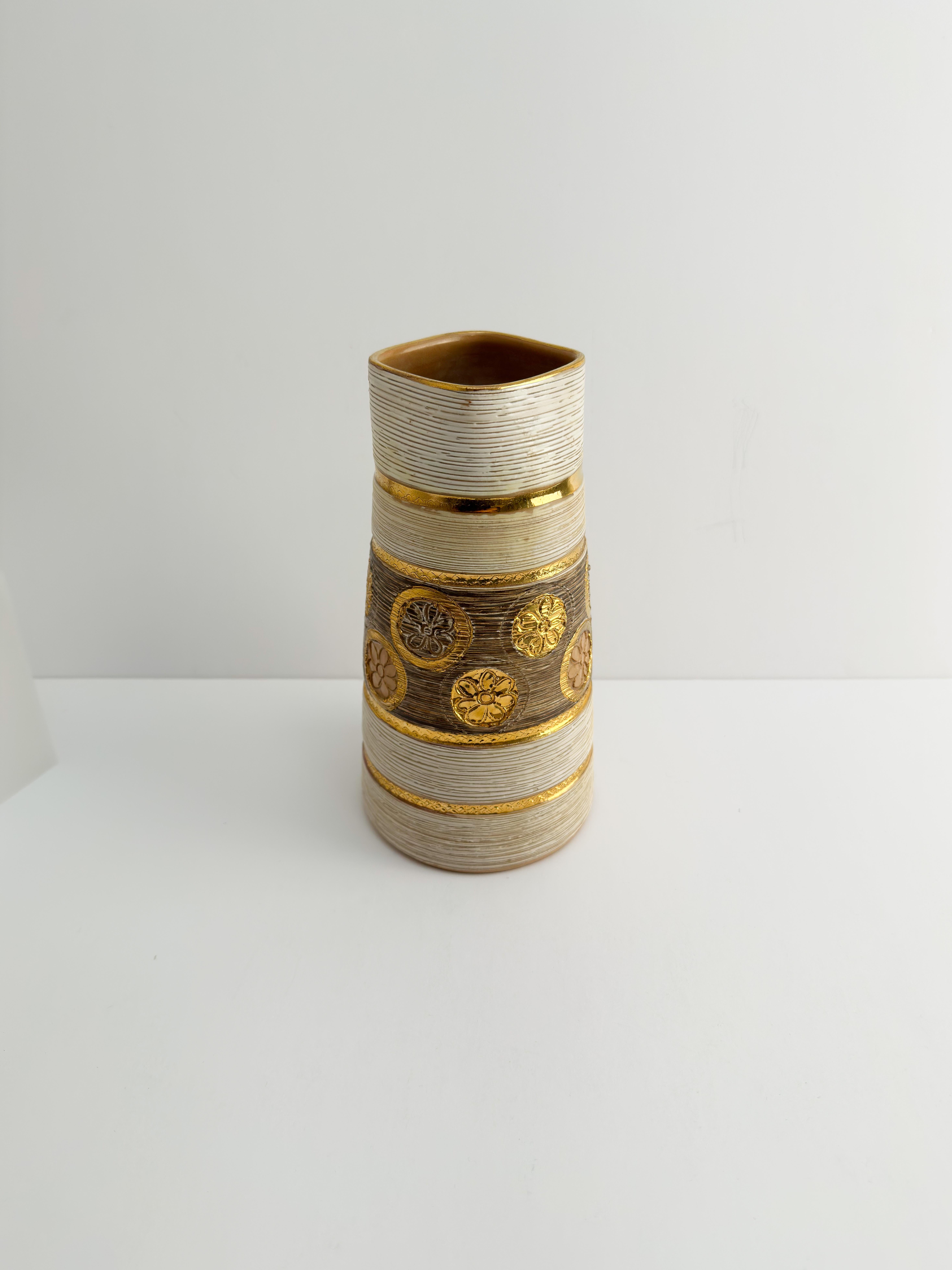 An Italian mid-century sgraffito vase by Fratelli Fanciullacci/Elbee, hand-signed.

Crafted from ceramic in a conical form, this vase features a circular base that tapers upwards into a square lip. The body is finished in an earthy cream tone,