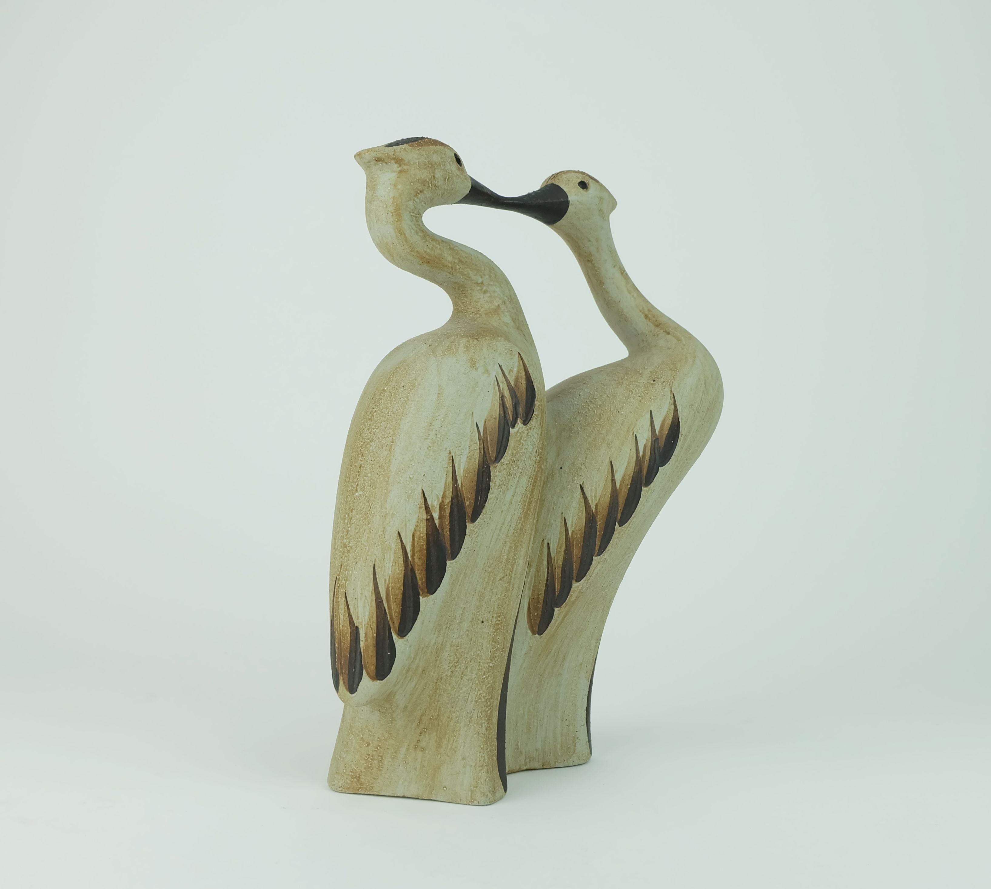 Figurita de cerámica de los años 70 fabricada por Sgrafo. Un par de grullas en diferentes tonos de marrón y beige. Firmado al pie Sgrafo 1152.

Dimensiones en cm:
Altura 24 cm, anchura 16 cm, profundidad 9 cm.

Dimensiones en pulgadas:
Altura 9,44
