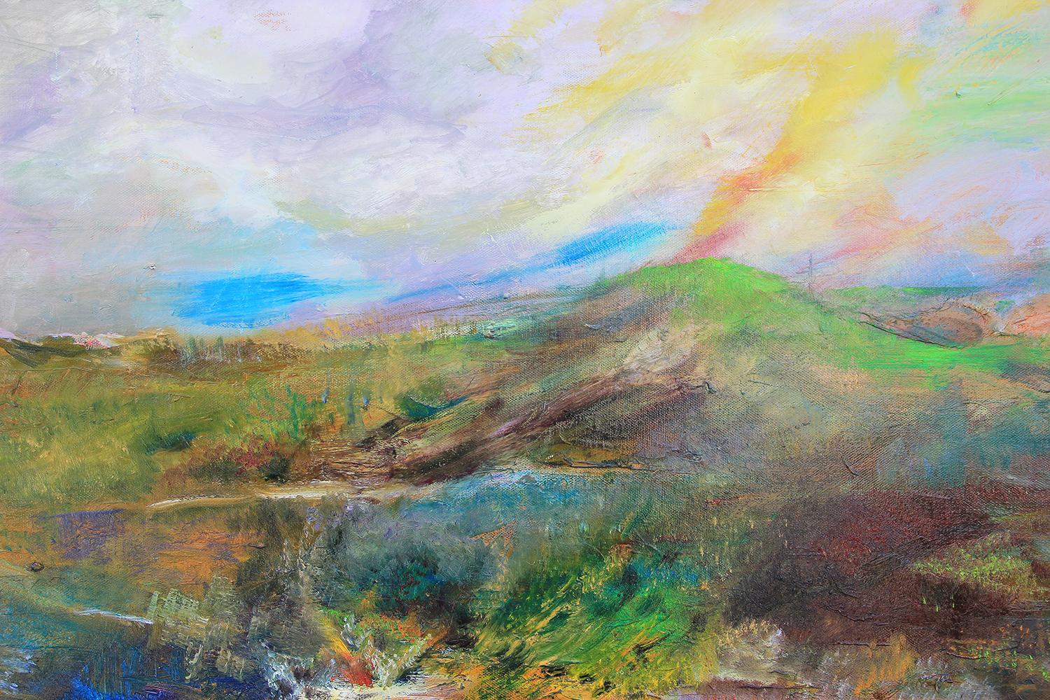 Quadro impressionista dai toni scuri dell'artista Sha Mo di Houston, Texas. Quadro astratto con accenti blu, verdi, rossi e arancioni che raffigura un paesaggio con lava fluente e catene montuose. Non incorniciato, ma sono disponibili opzioni di