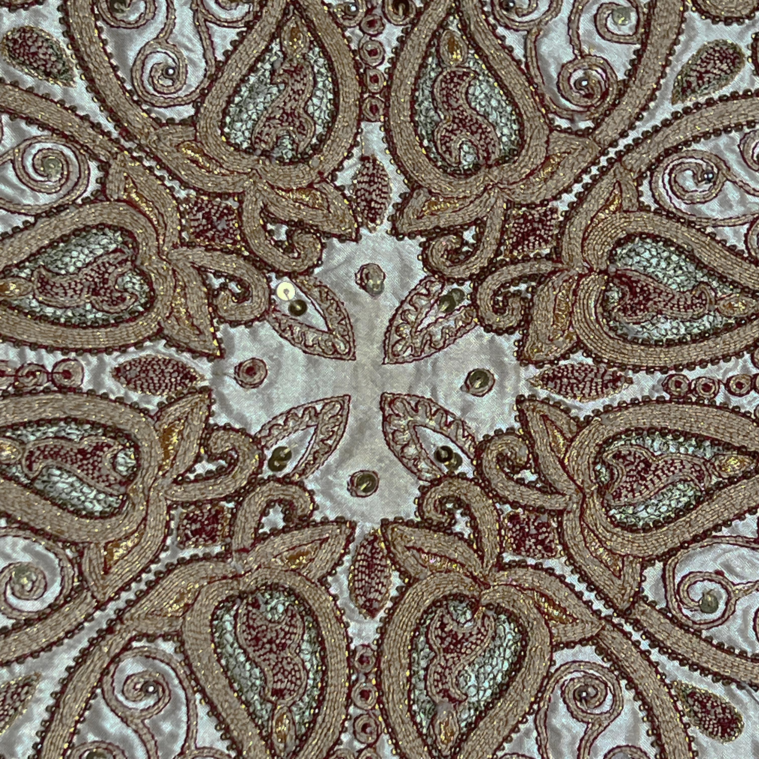 Jamavar

Der Jamavar aus Kaschmir ist ein exquisites Textil-Erbe Indiens. Der ursprüngliche Jamavar war ein meterlanger Schal aus Pashmina-Wolle mit zarten Mustern, die von Hand in mehrfarbige Seidenfäden eingewebt wurden. Die authentischen Designs