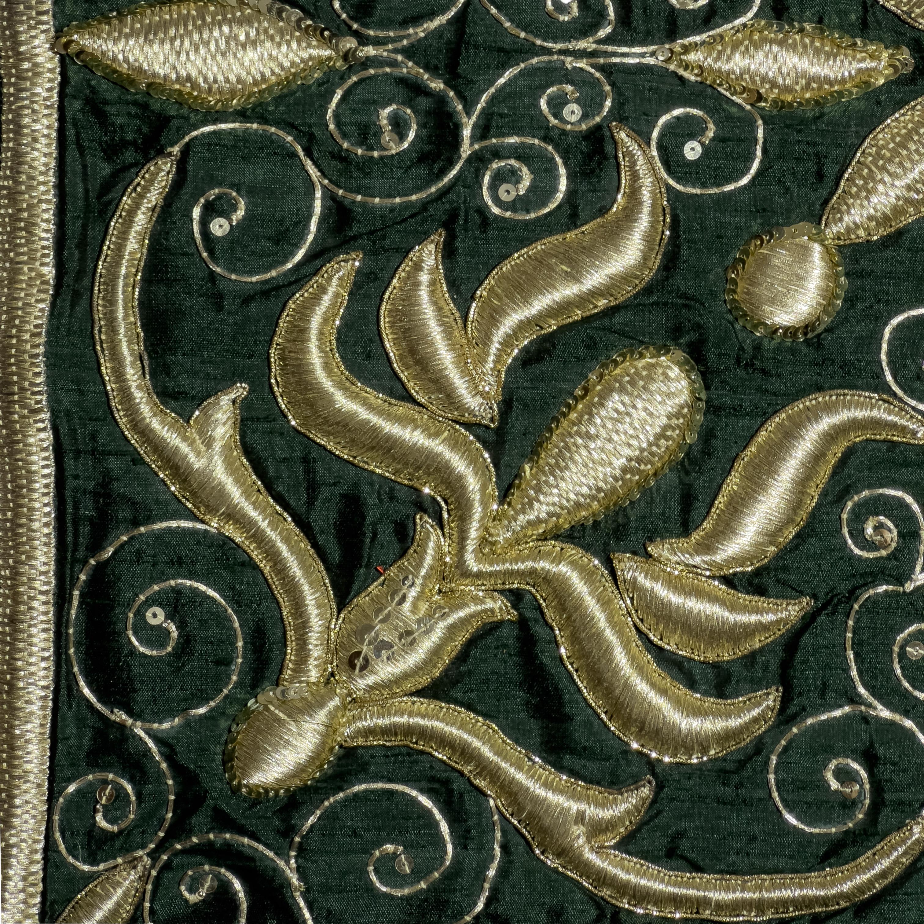 Vintage -  Cojín verde - Tapiz bordado Colgante de pared en venta 2