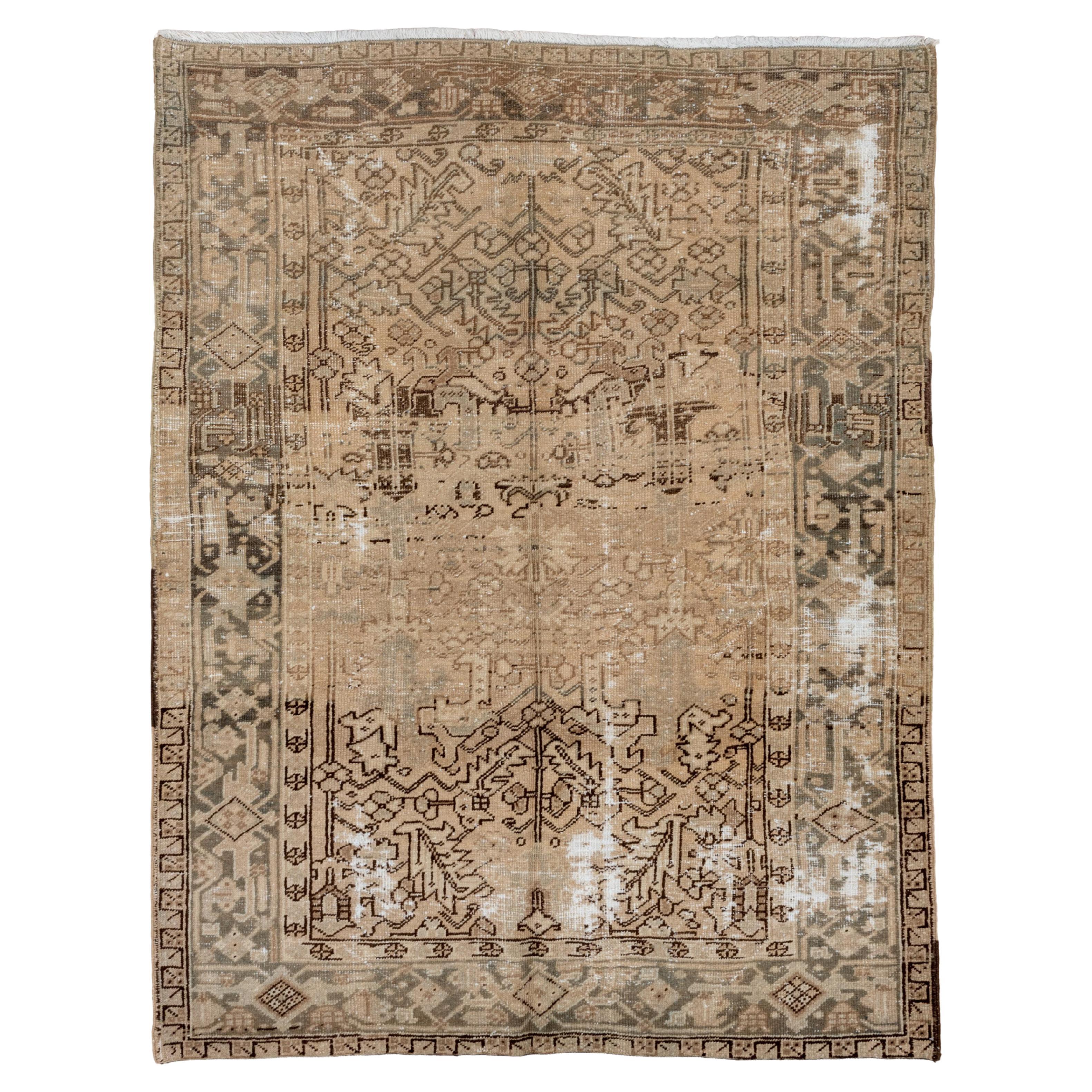 Antiker persischer Heriz-Teppich im Shabby Chic-Stil, neutrale Palette, graue und grüne Bordüren
