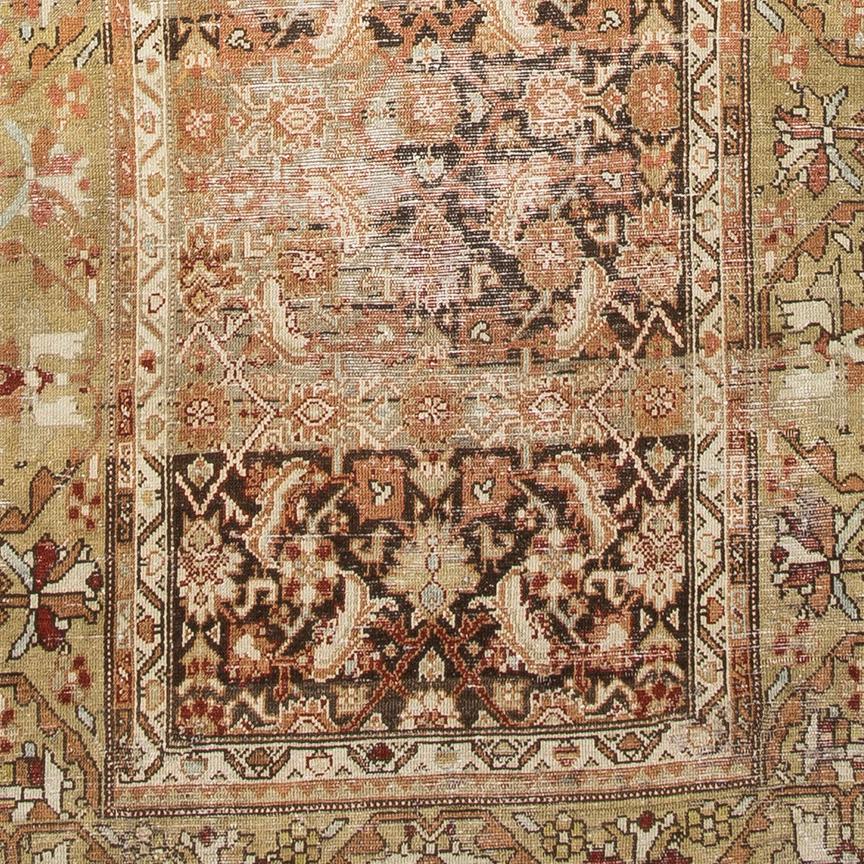 Tappeto antico Shabby Chic Malayer, Paese d'origine: Tappeti persiani, Data approssimativa: 1920 - Questo squisito tappeto Malayer richiama alla mente immagini di regalità. Presenta una serie di motivi floreali che si ripetono e motivi di viti