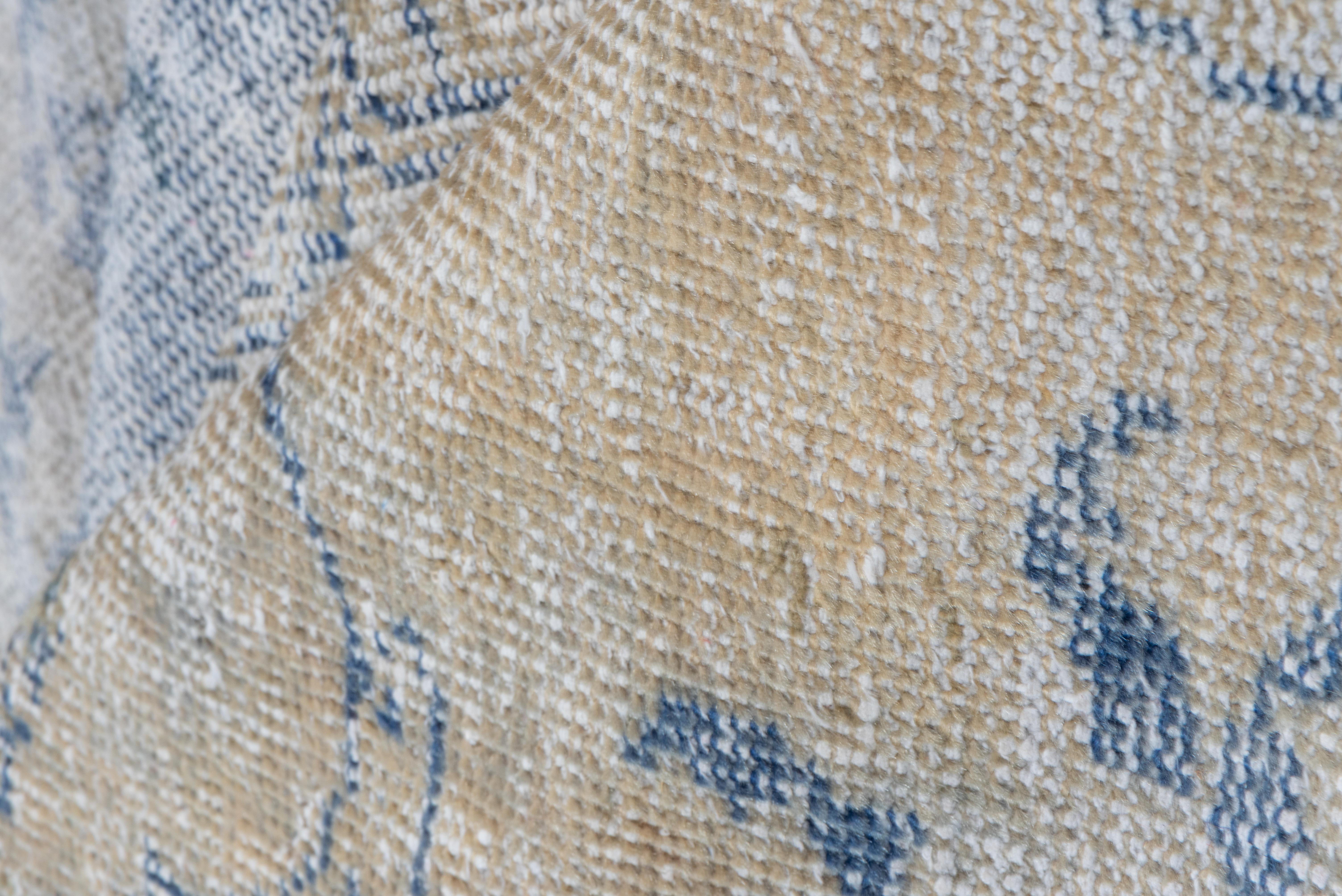 Antiker türkischer Oushak-Teppich im Shabby-Chic-Stil, königsblaues Außenfeld, um 1920 (Türkisch) im Angebot