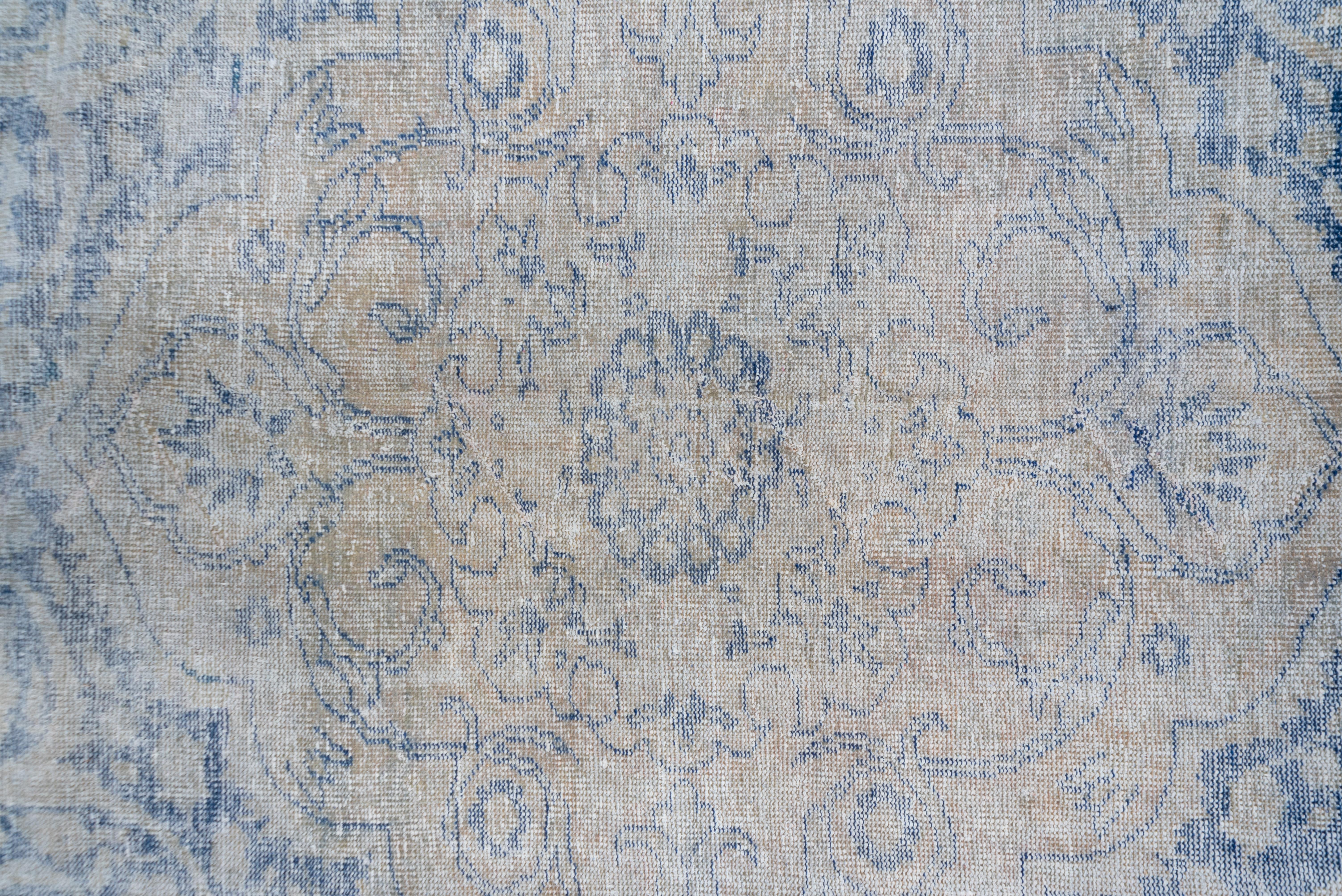Antiker türkischer Oushak-Teppich im Shabby-Chic-Stil, königsblaues Außenfeld, um 1920 (Handgeknüpft) im Angebot