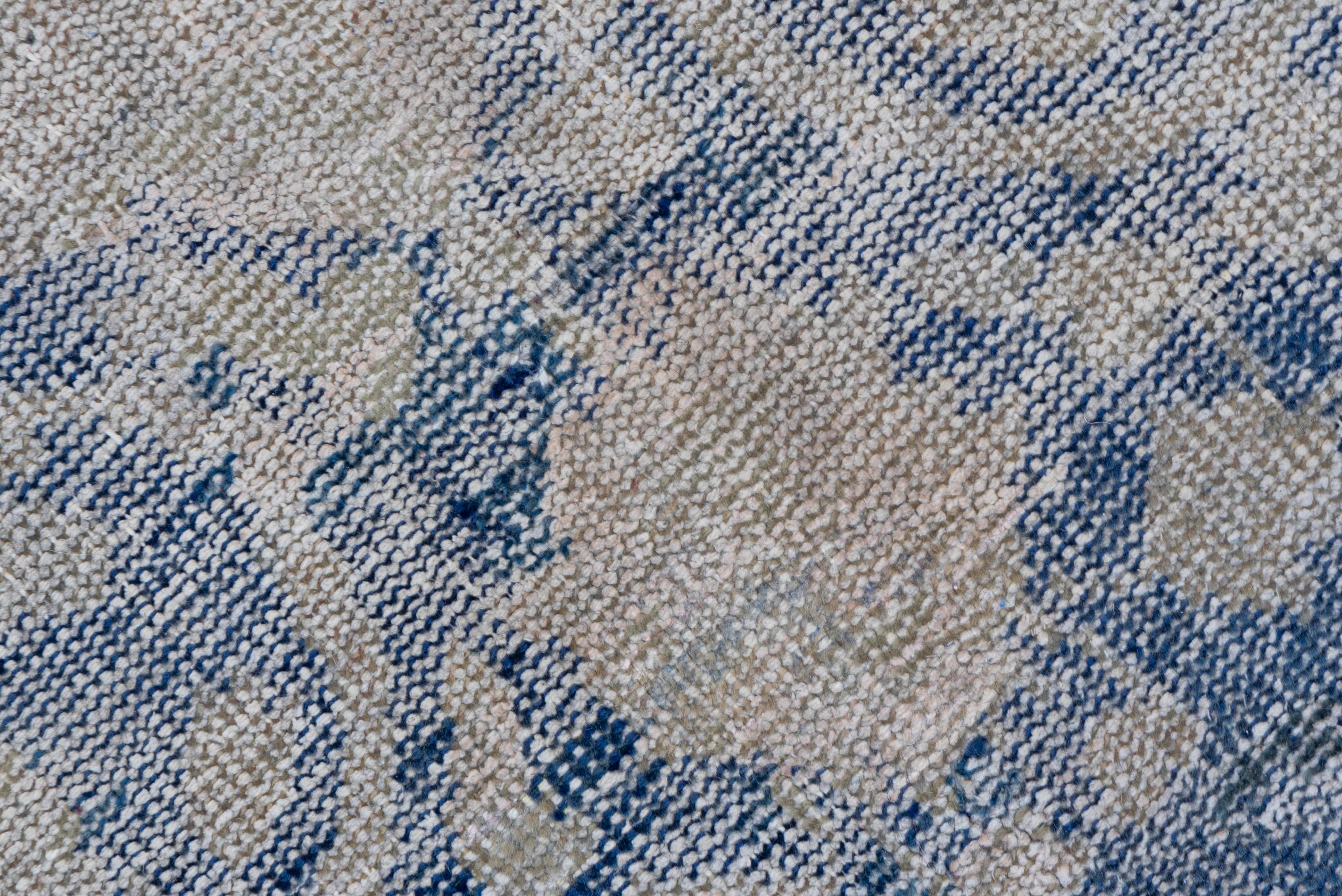 Antiker türkischer Oushak-Teppich im Shabby-Chic-Stil, königsblaues Außenfeld, um 1920 im Zustand „Gut“ im Angebot in New York, NY