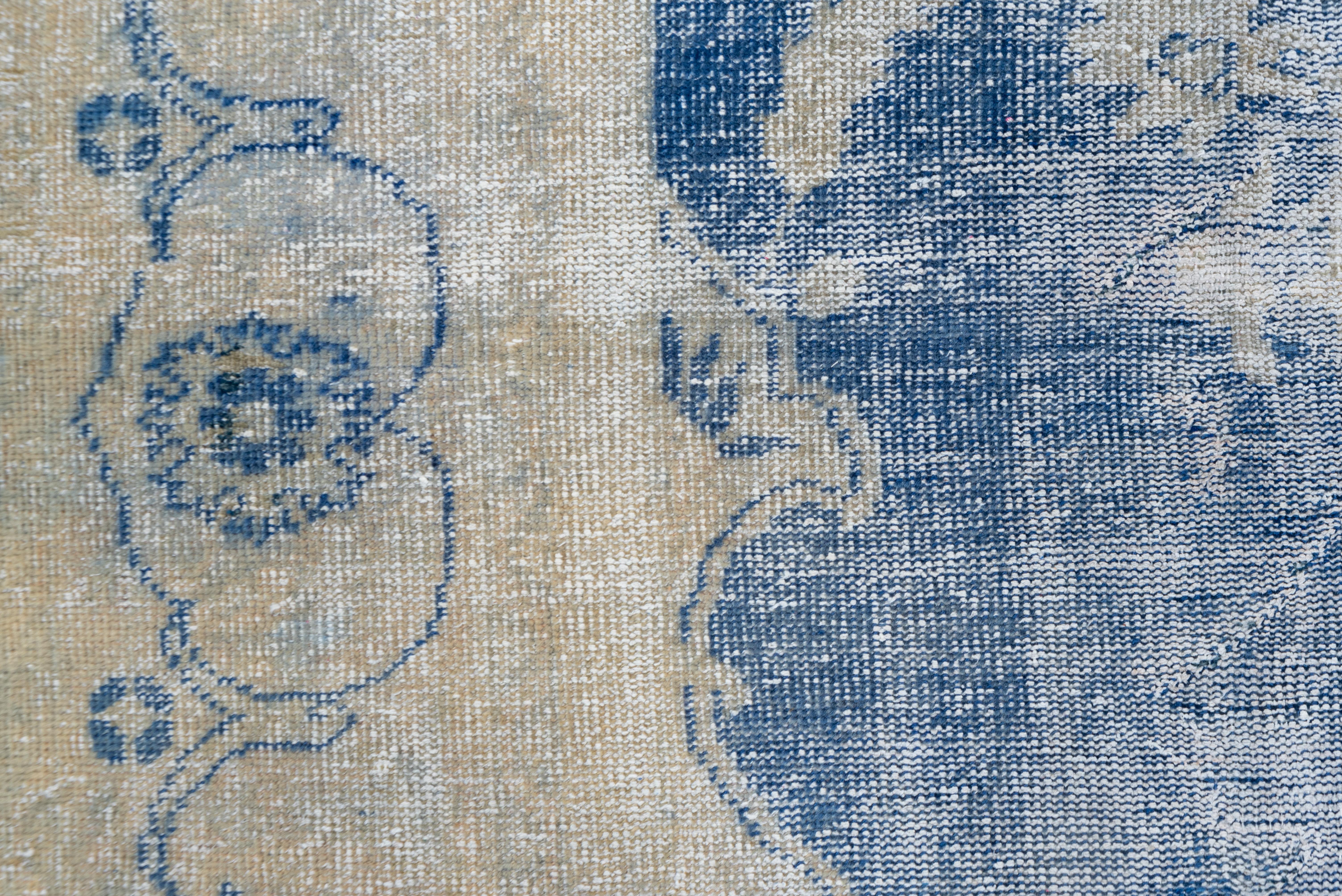 Antiker türkischer Oushak-Teppich im Shabby-Chic-Stil, königsblaues Außenfeld, um 1920 (Frühes 20. Jahrhundert) im Angebot