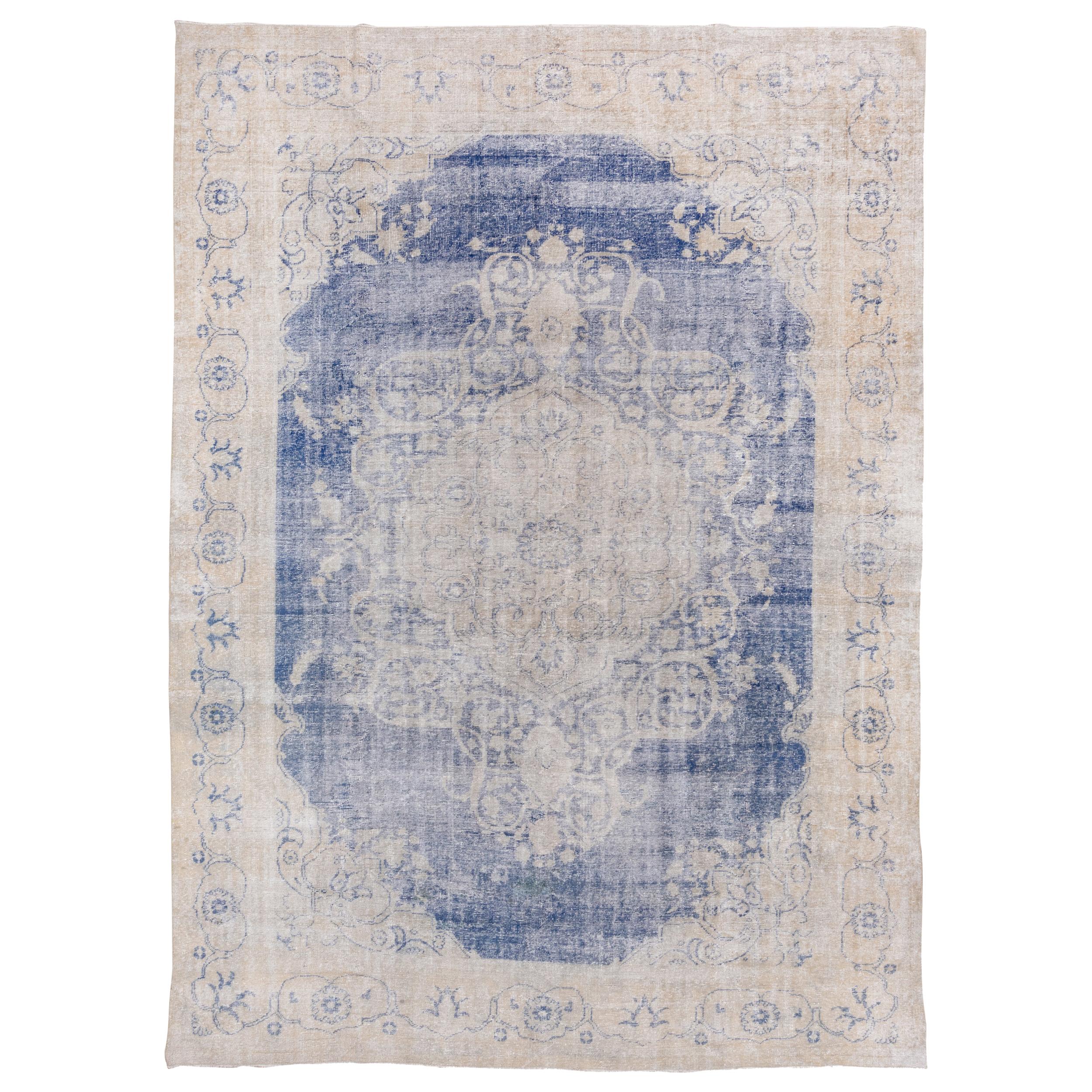 Antiker türkischer Oushak-Teppich im Shabby-Chic-Stil, königsblaues Außenfeld, um 1920 im Angebot