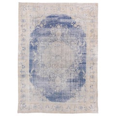 Antiker türkischer Oushak-Teppich im Shabby-Chic-Stil, königsblaues Außenfeld, um 1920
