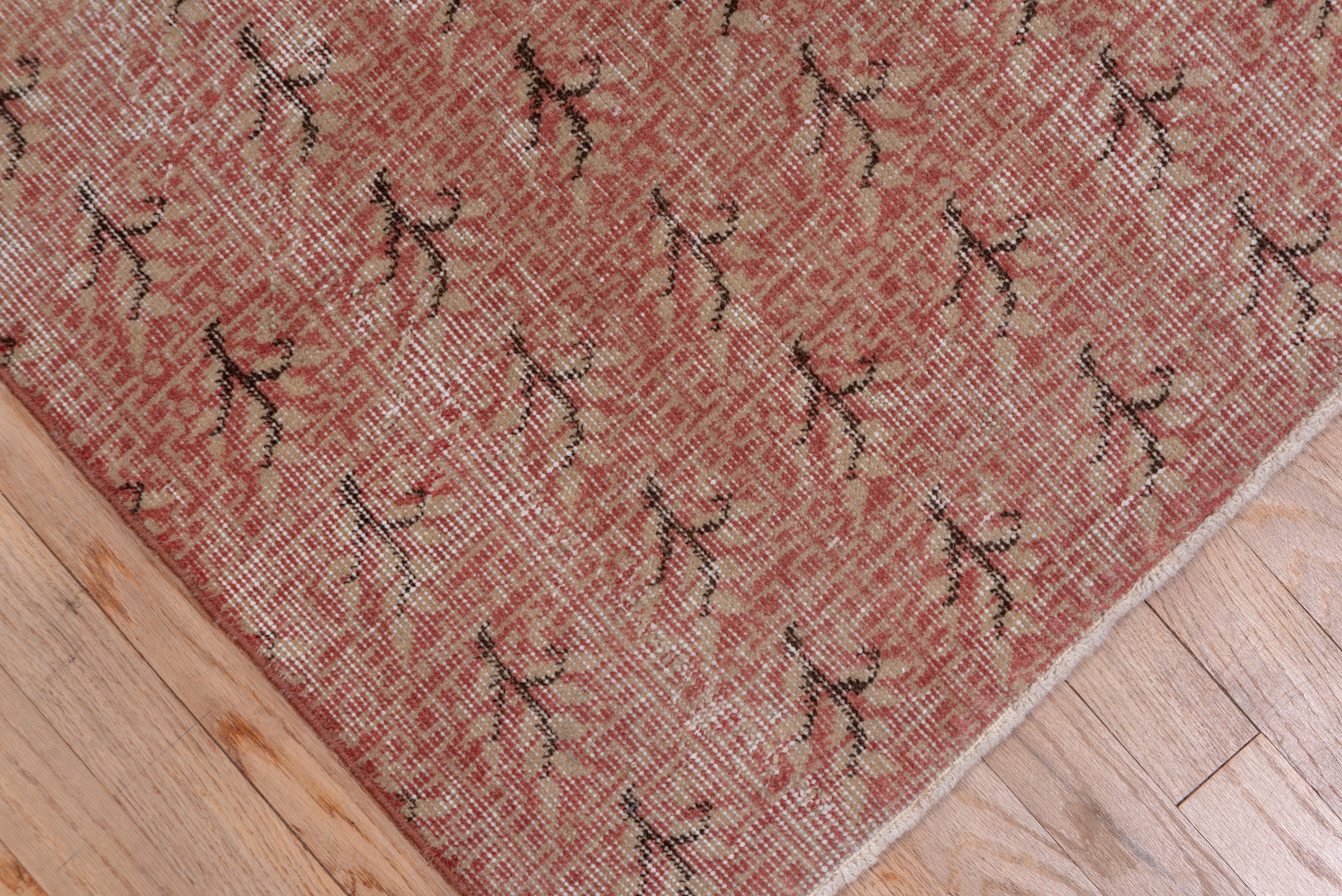 Esta alfombrilla bastante desgastada muestra seis columnas de ramas estilizadas detalladas en marrón oscuro y verde claro. El campo de color topo está desgastado, más visible en las zonas donde queda algo de pelo.
 