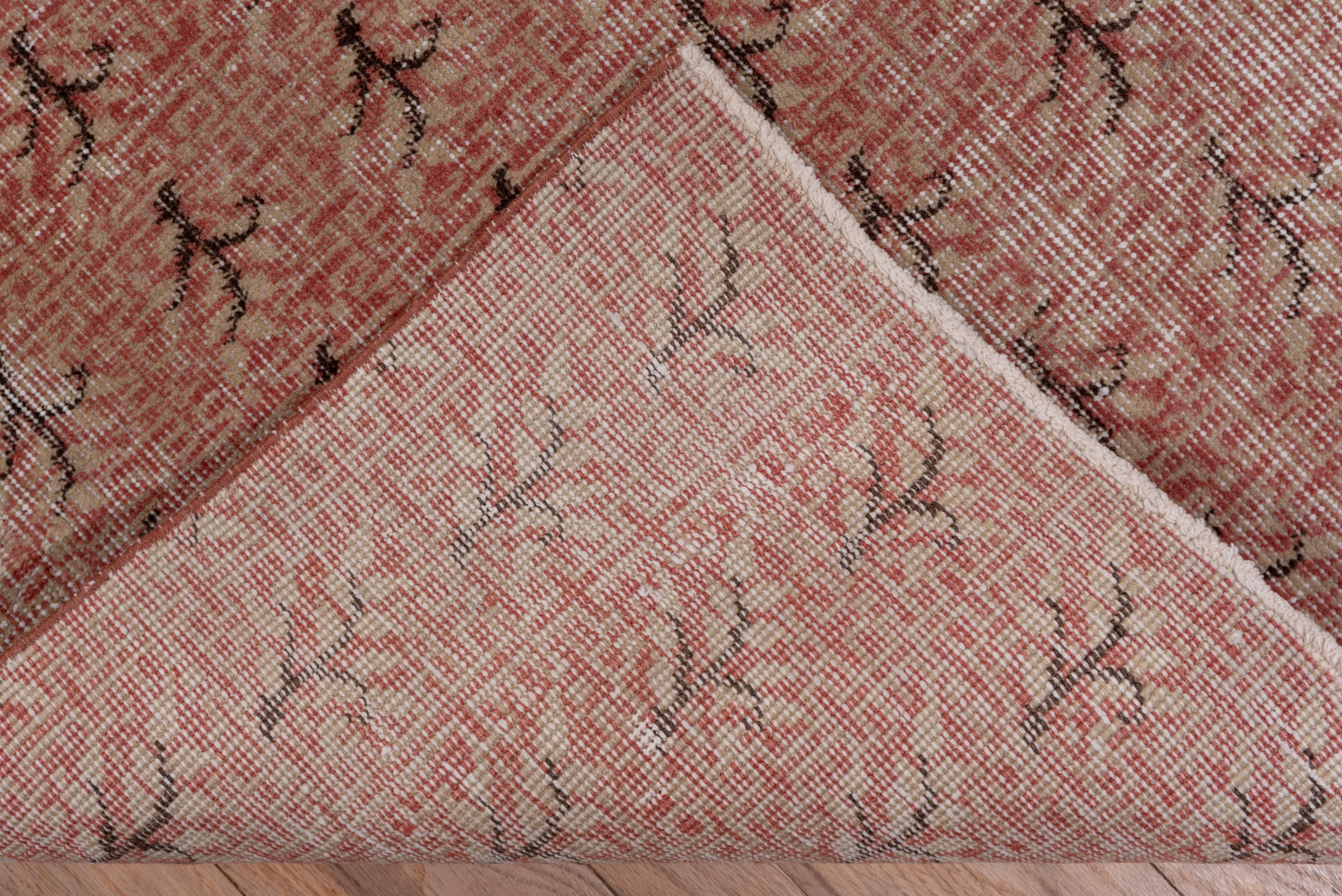 Alfombra larga Shabby Chic de Oushak, circa 1940s en Bueno estado para la venta en New York, NY